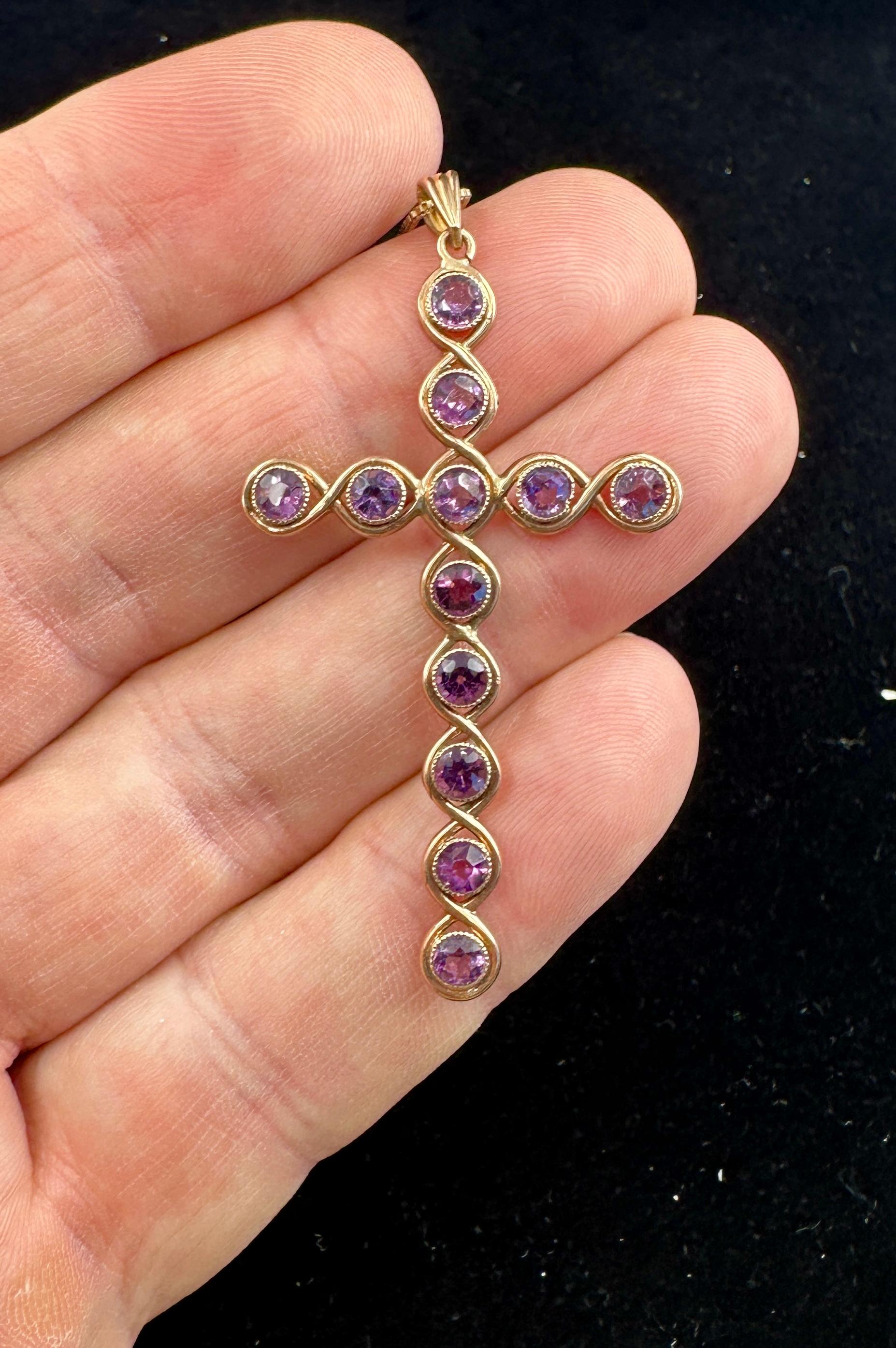 Laissez-vous séduire par ce magnifique collier à pendentif croix en améthyste de style victorien - Art déco en or 10 carats serti de 12 magnifiques améthystes rondes à facettes d'extraction naturelle.  La croix en or mesure 2 1/2 pouces de haut.  Il