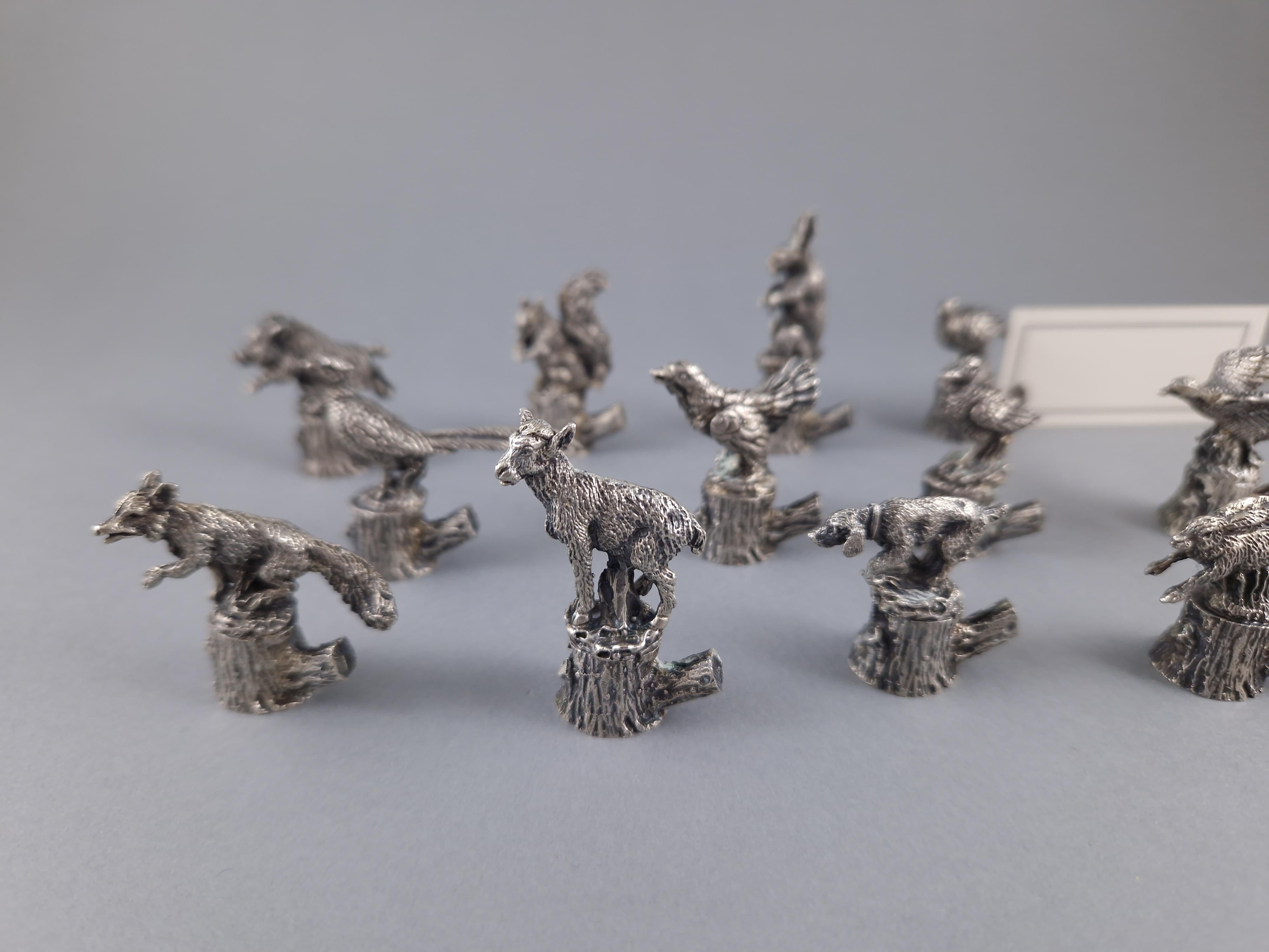 12 Animal Place Card Or Menu Holders In Sterling Silver With Hunting Theme In Excellent Condition For Sale In Saint-Ouen, FR