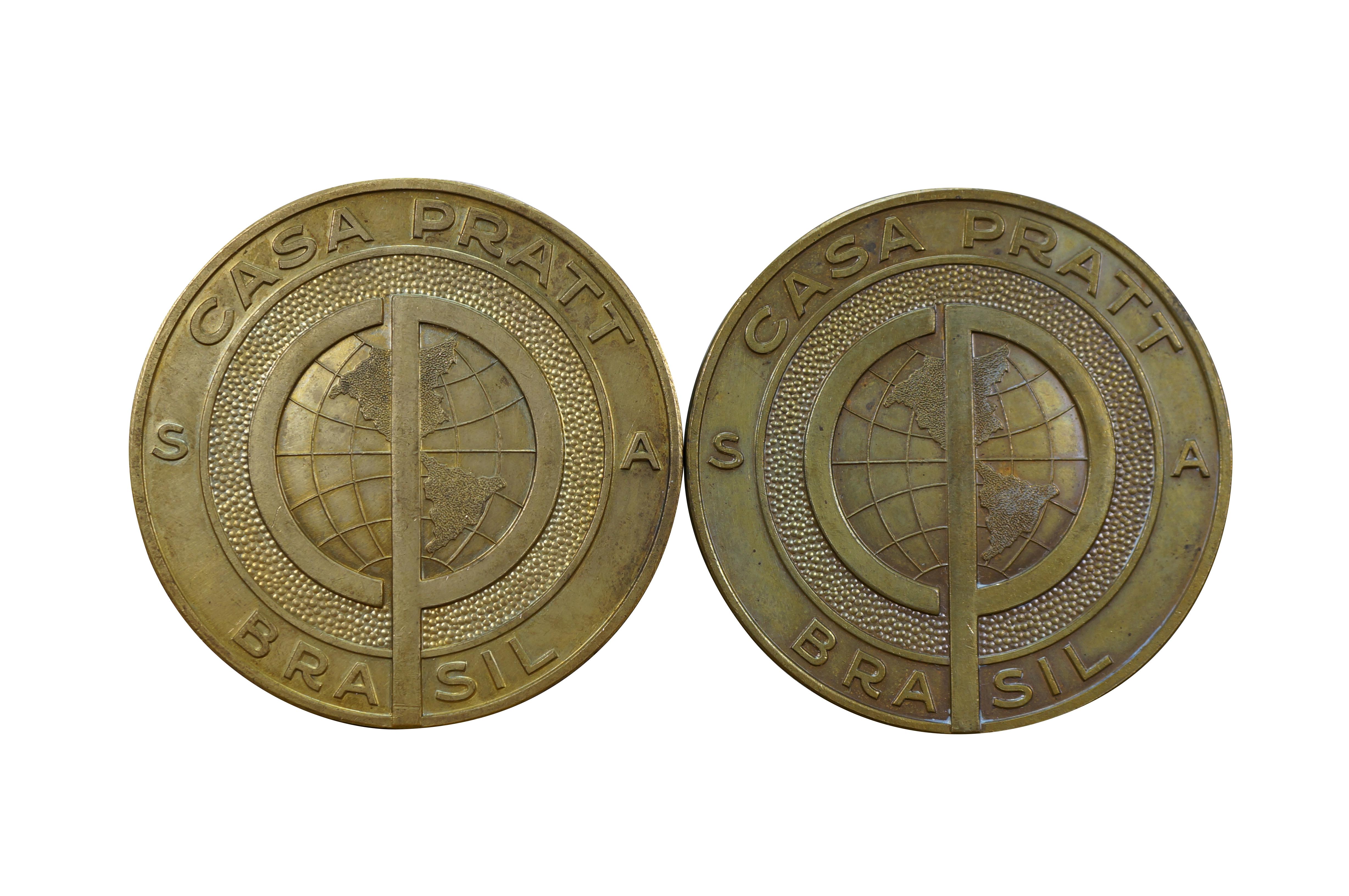Lot de 12 médailles / médaillons / plaques / pièces de monnaie en bronze anciens et rares pour la reconnaissance / l'appréciation des employés. Les dessins et modèles comprennent : Deux de Casa Pratt, Brasil pour 