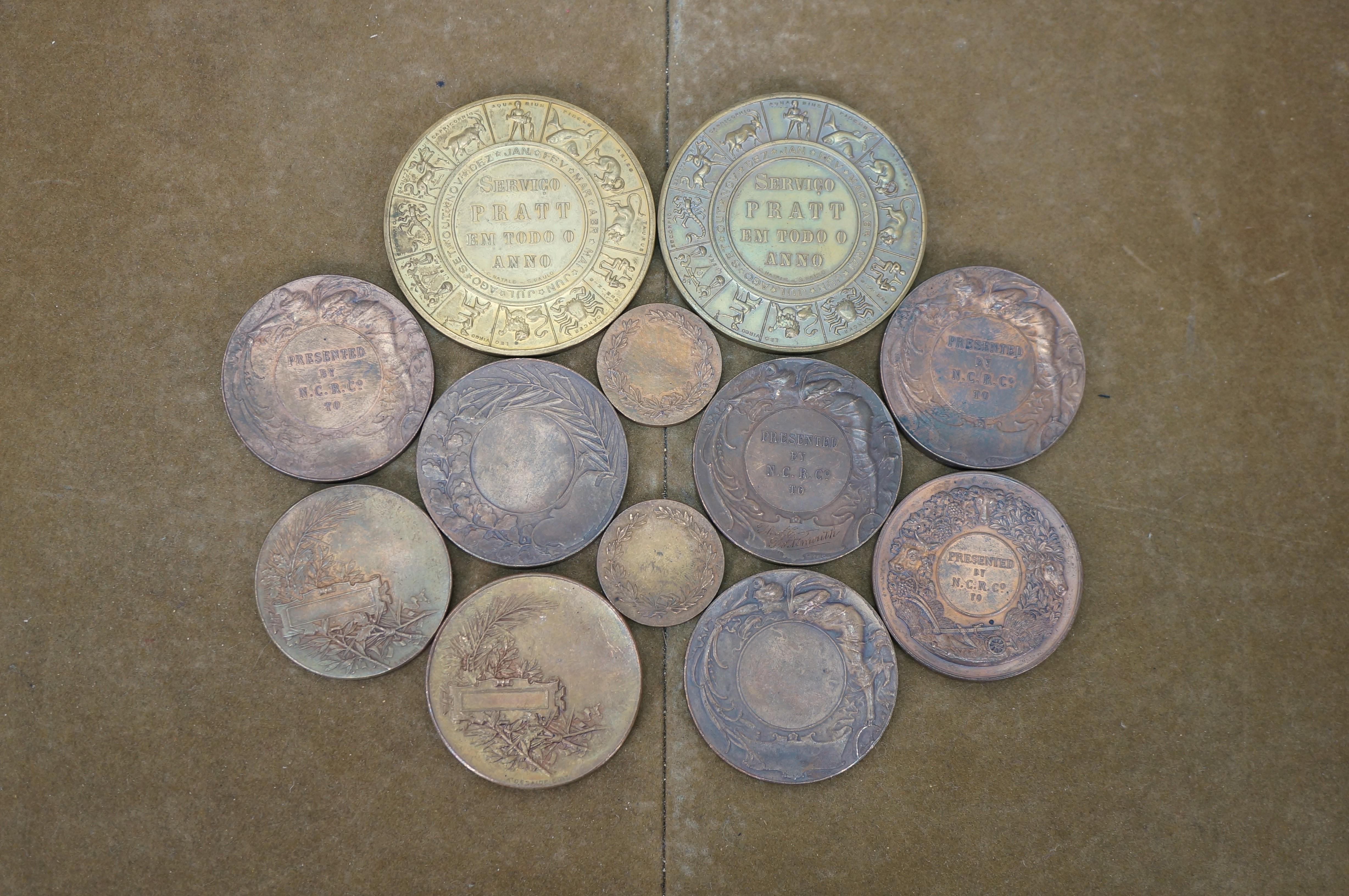 12 médailles anciennes en bronze Art Nouveau Médailles des employés de la NCR Récompenses Bon état - En vente à Dayton, OH