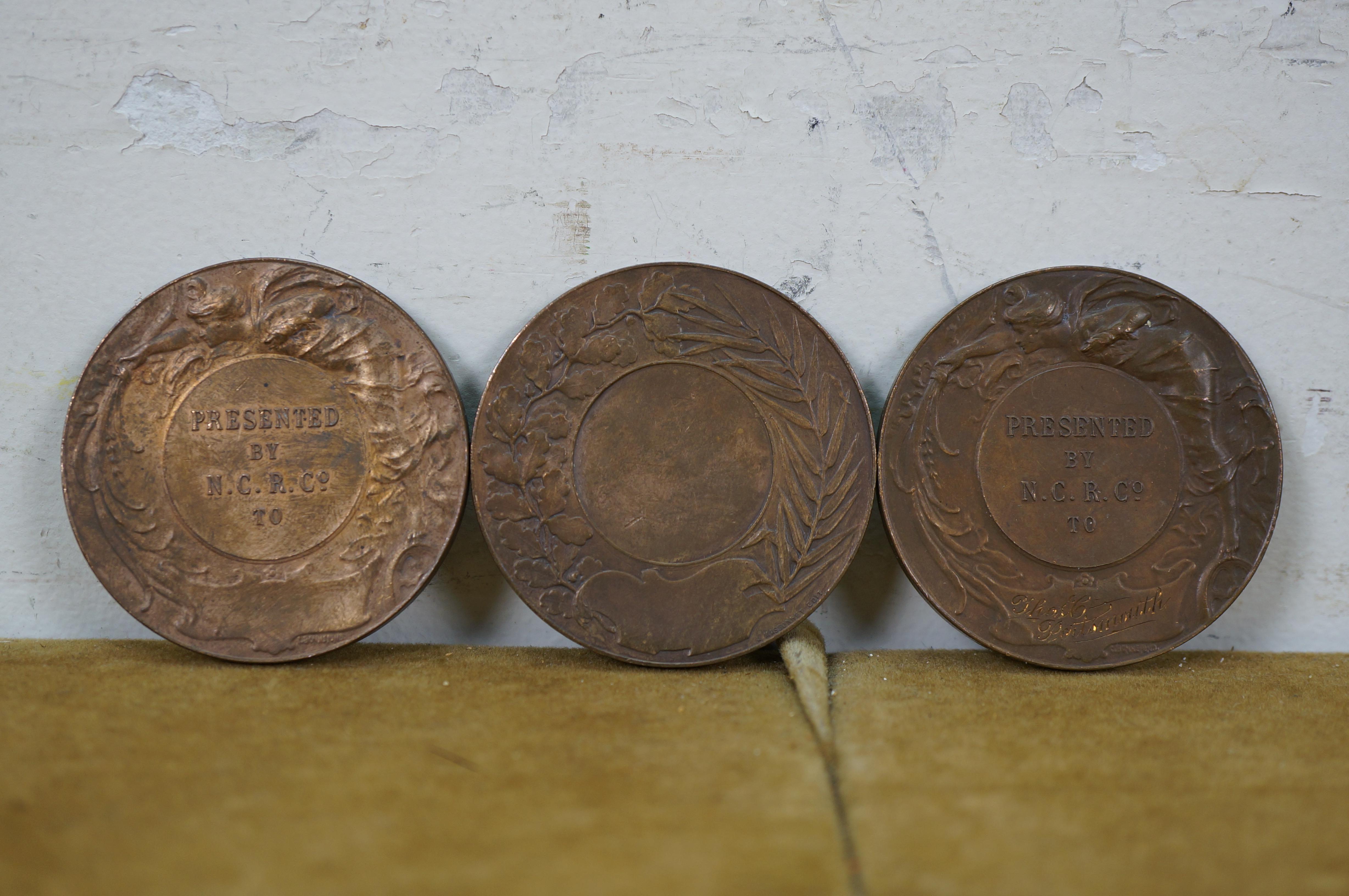 Métal 12 médailles anciennes en bronze Art Nouveau Médailles des employés de la NCR Récompenses en vente