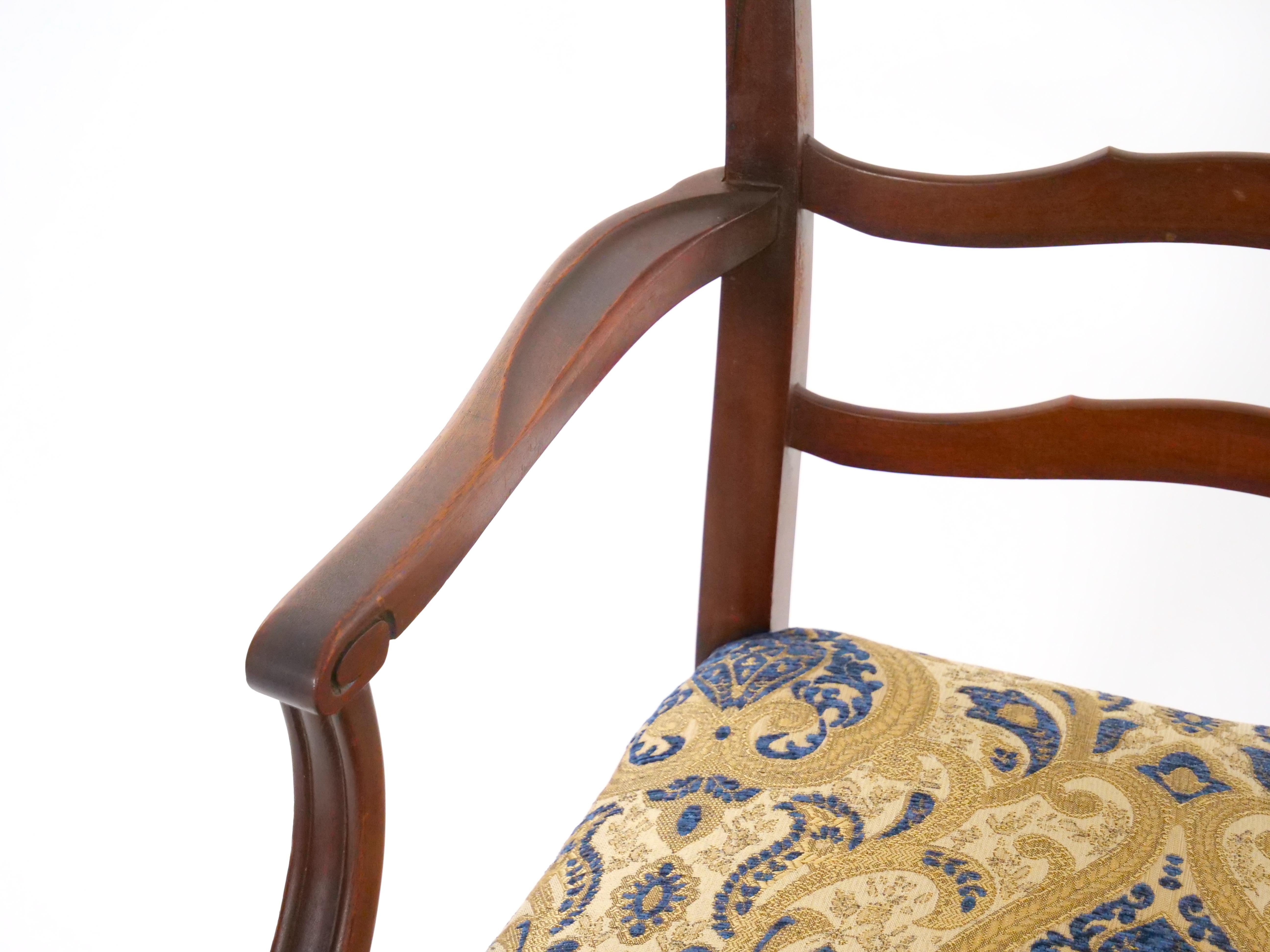 12 Chaises de salle à manger anciennes de style Chippendale en acajou sculpté à dossier en ruban en vente 6
