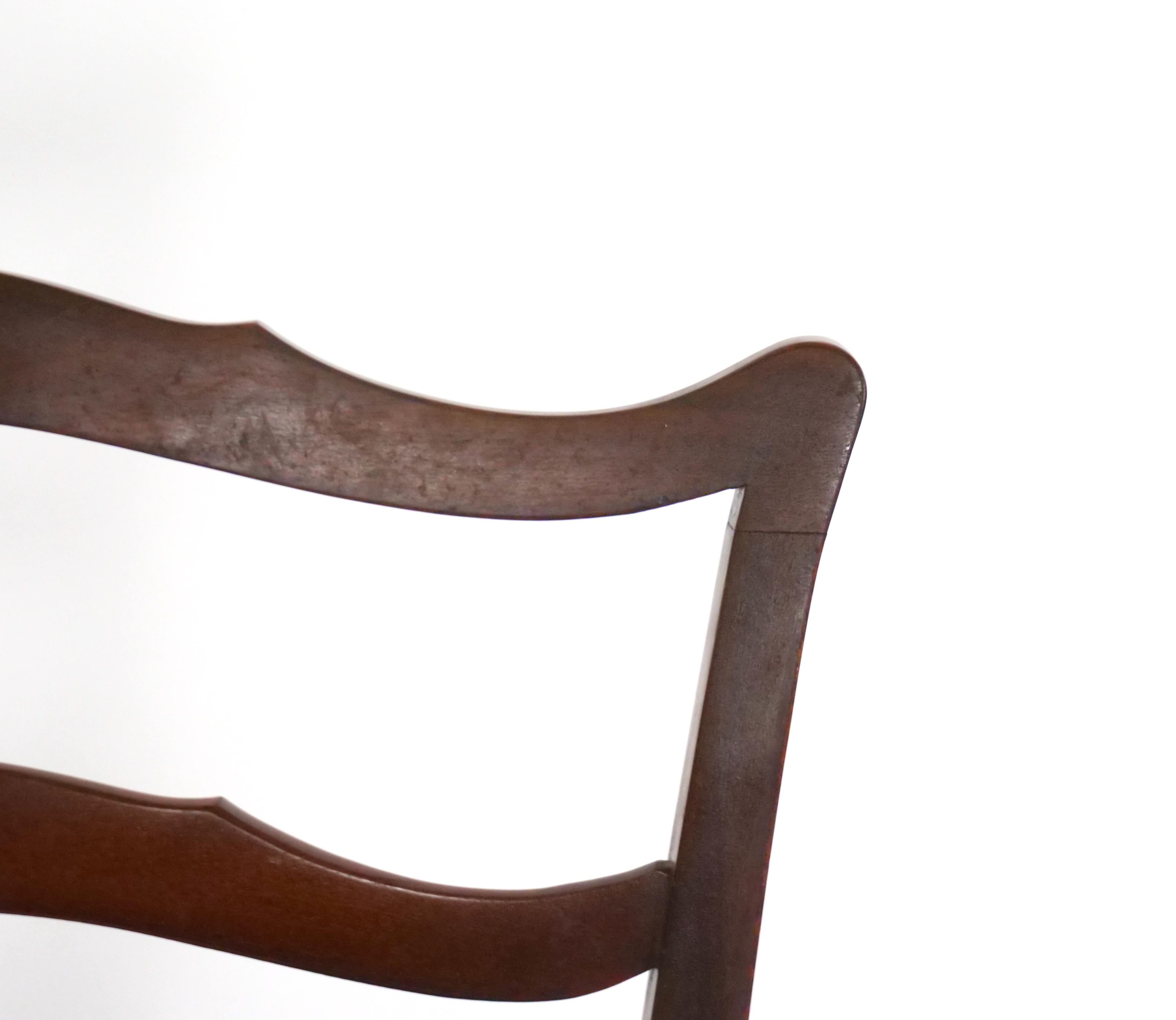 12 Chaises de salle à manger anciennes de style Chippendale en acajou sculpté à dossier en ruban en vente 9
