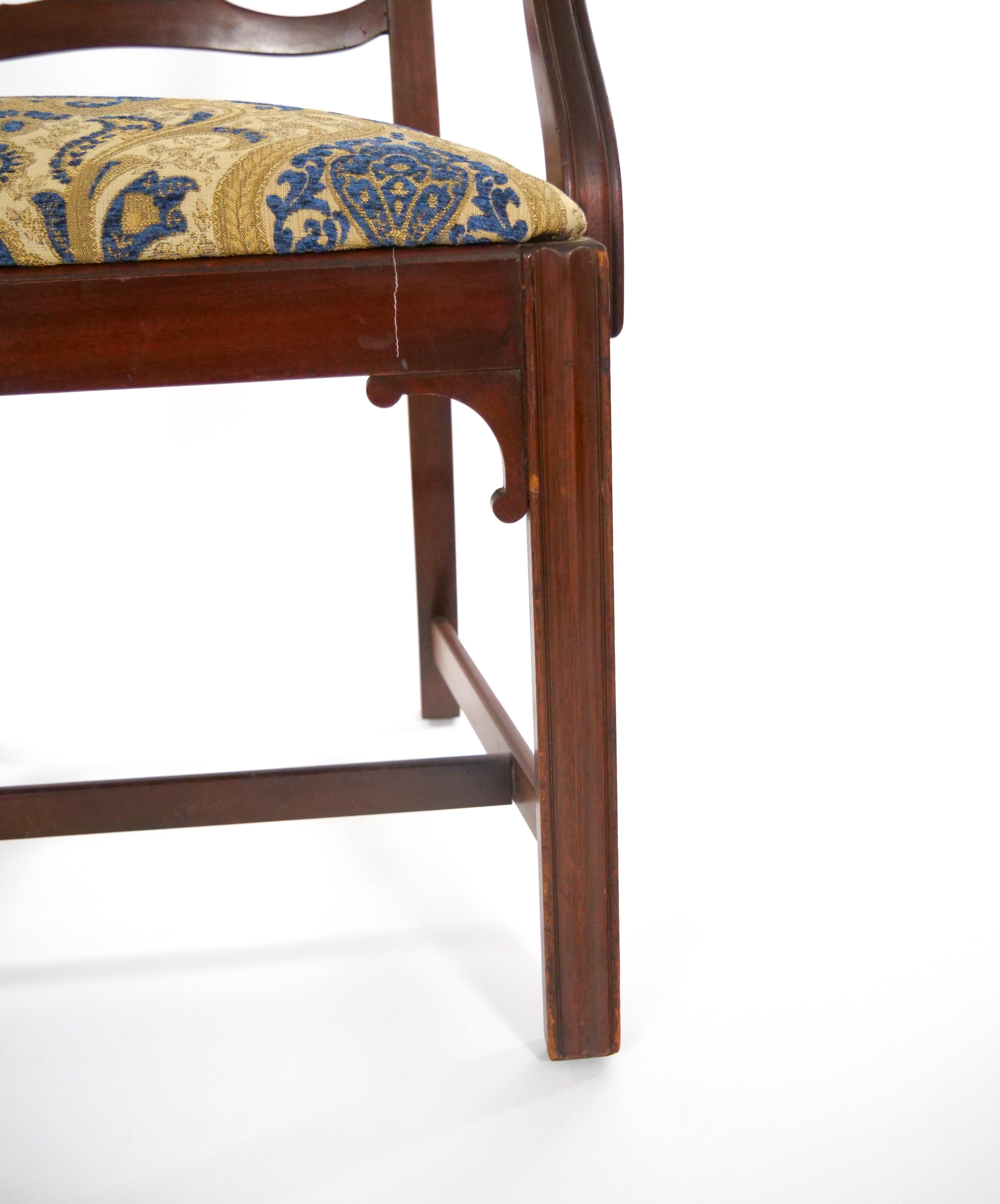 12 Chaises de salle à manger anciennes de style Chippendale en acajou sculpté à dossier en ruban en vente 10