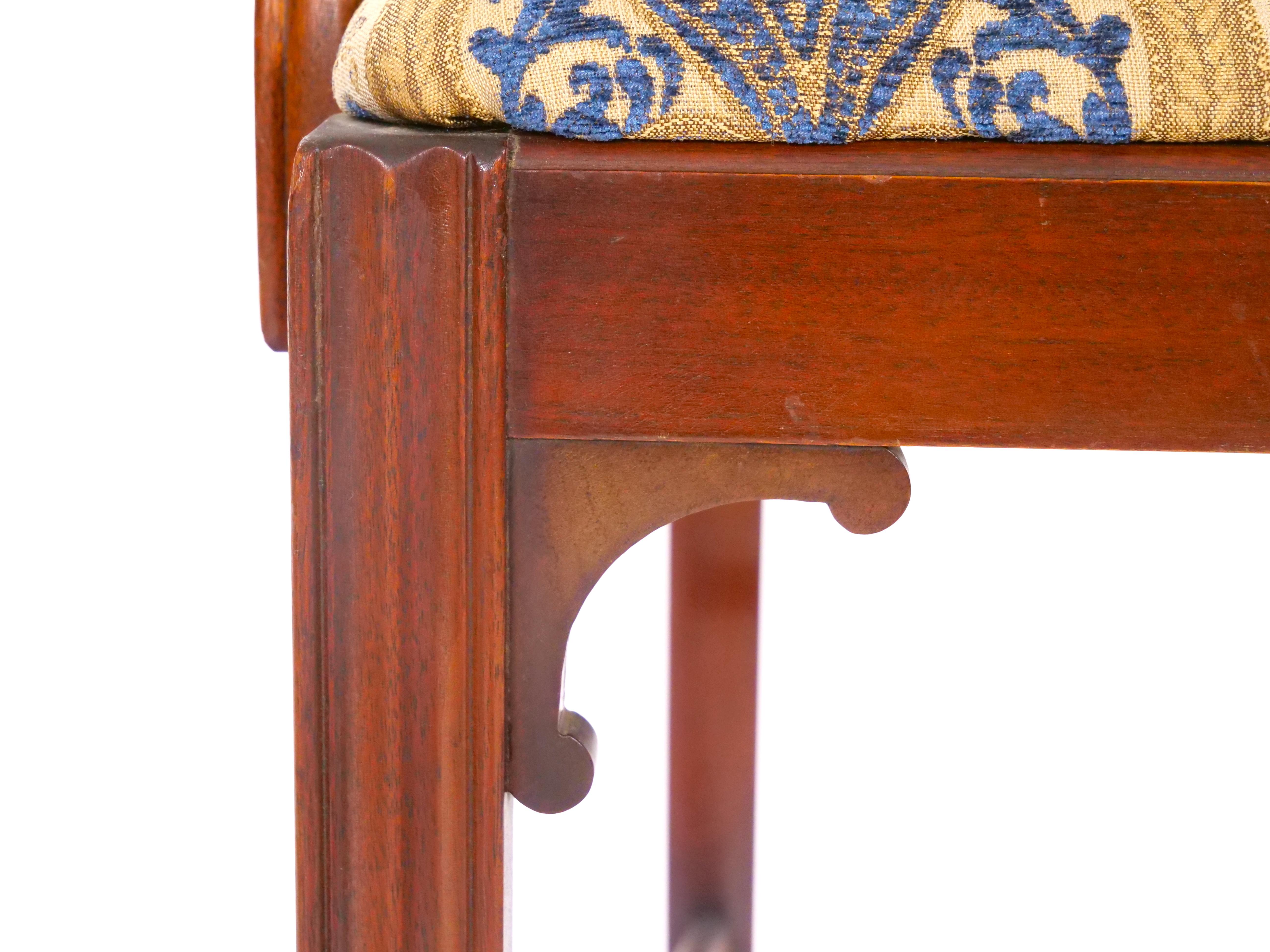 12 Chaises de salle à manger anciennes de style Chippendale en acajou sculpté à dossier en ruban en vente 11