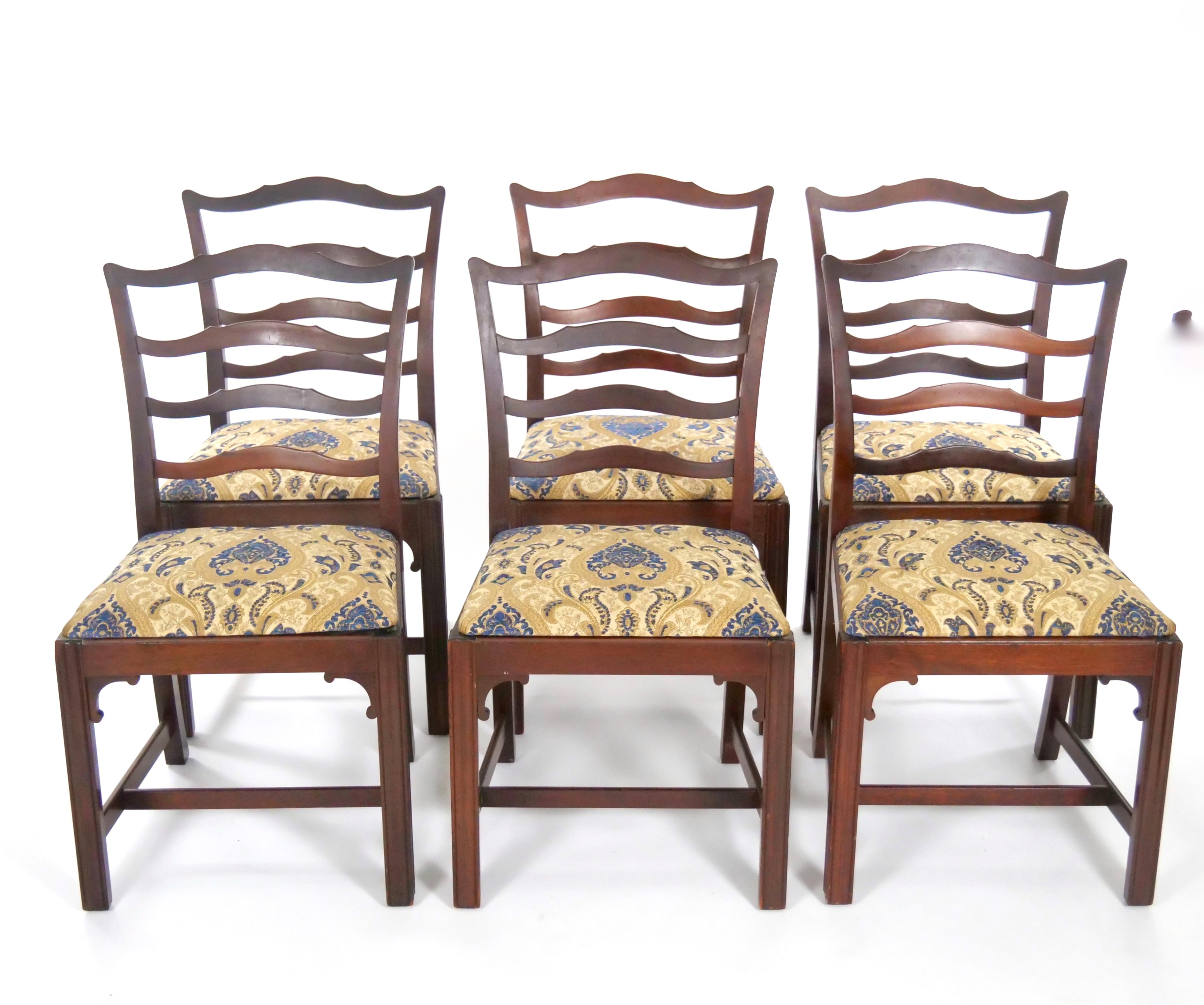 20ième siècle 12 Chaises de salle à manger anciennes de style Chippendale en acajou sculpté à dossier en ruban en vente