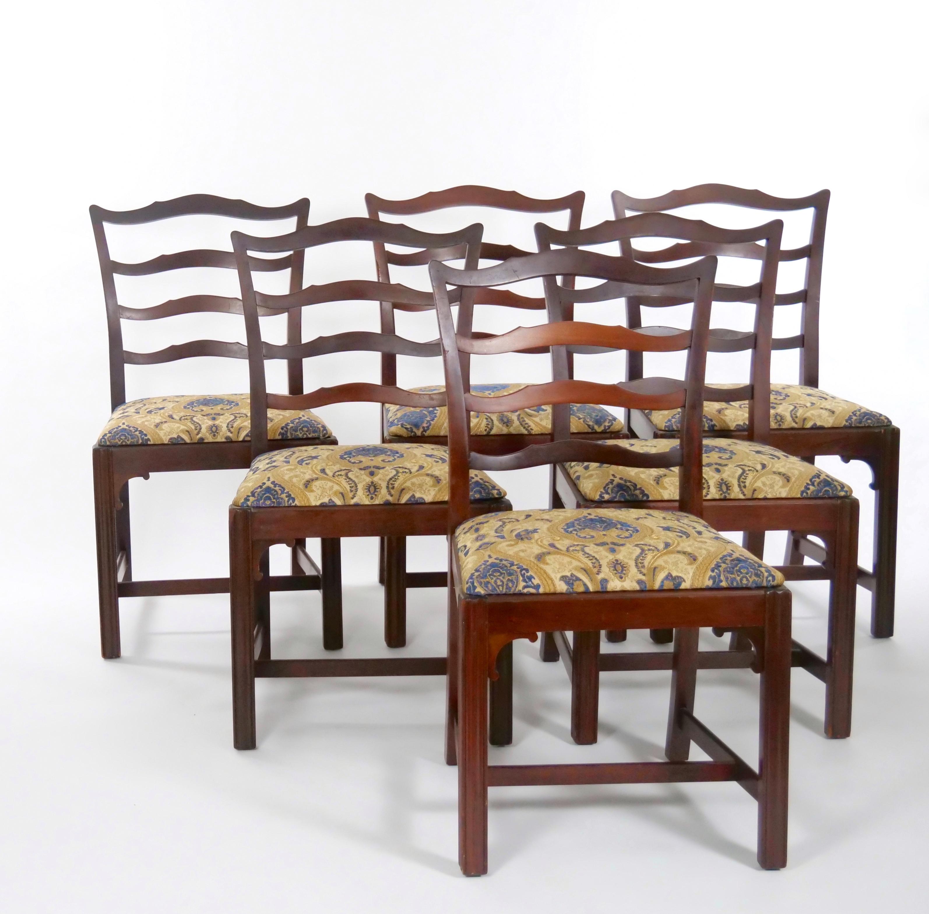 Tissu d'ameublement 12 Chaises de salle à manger anciennes de style Chippendale en acajou sculpté à dossier en ruban en vente