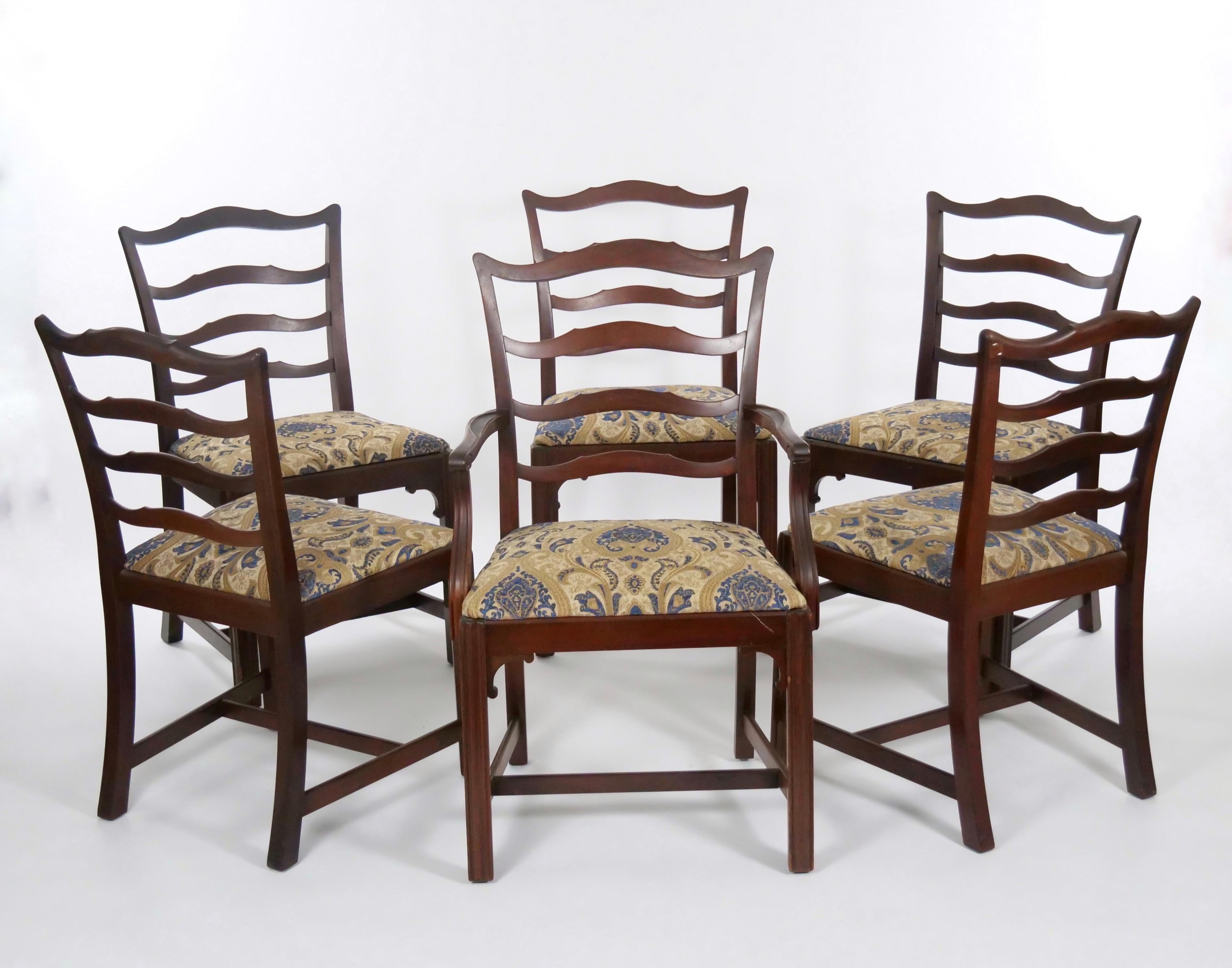 12 Chaises de salle à manger anciennes de style Chippendale en acajou sculpté à dossier en ruban en vente 1