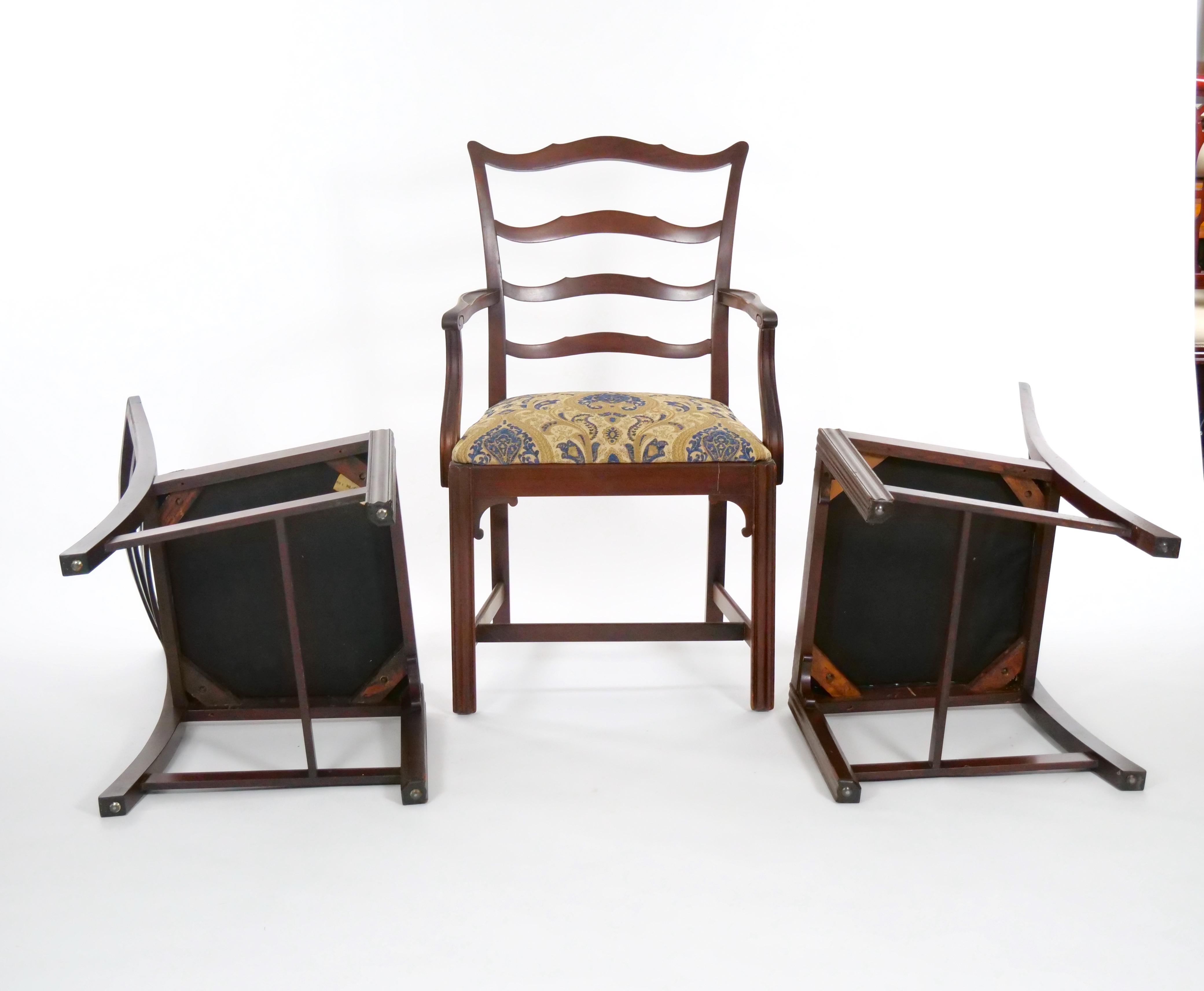 12 Chaises de salle à manger anciennes de style Chippendale en acajou sculpté à dossier en ruban en vente 3