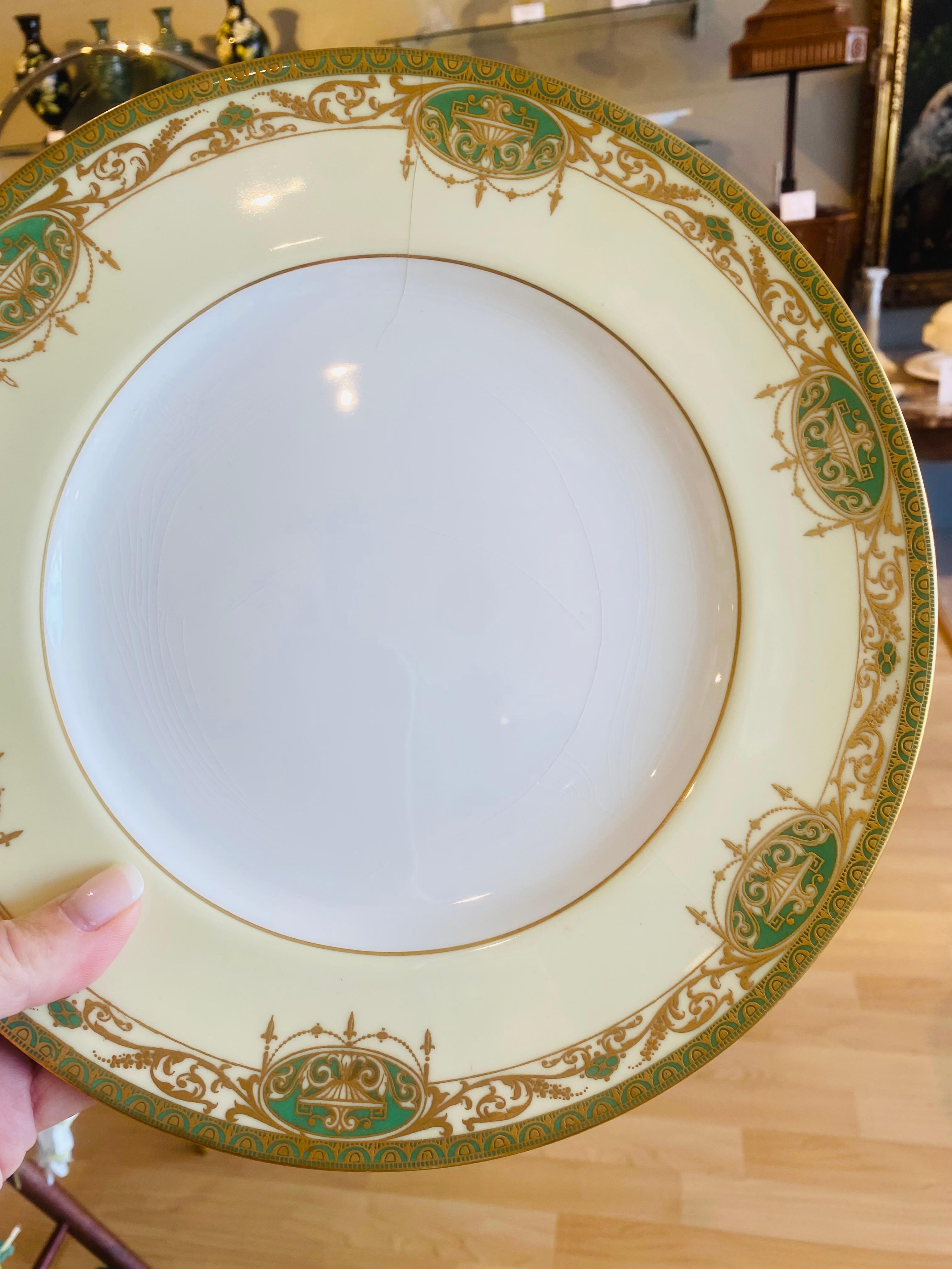 12 assiettes plates anglaises anciennes vertes et dorées en relief, motif néoclassique en vente 2