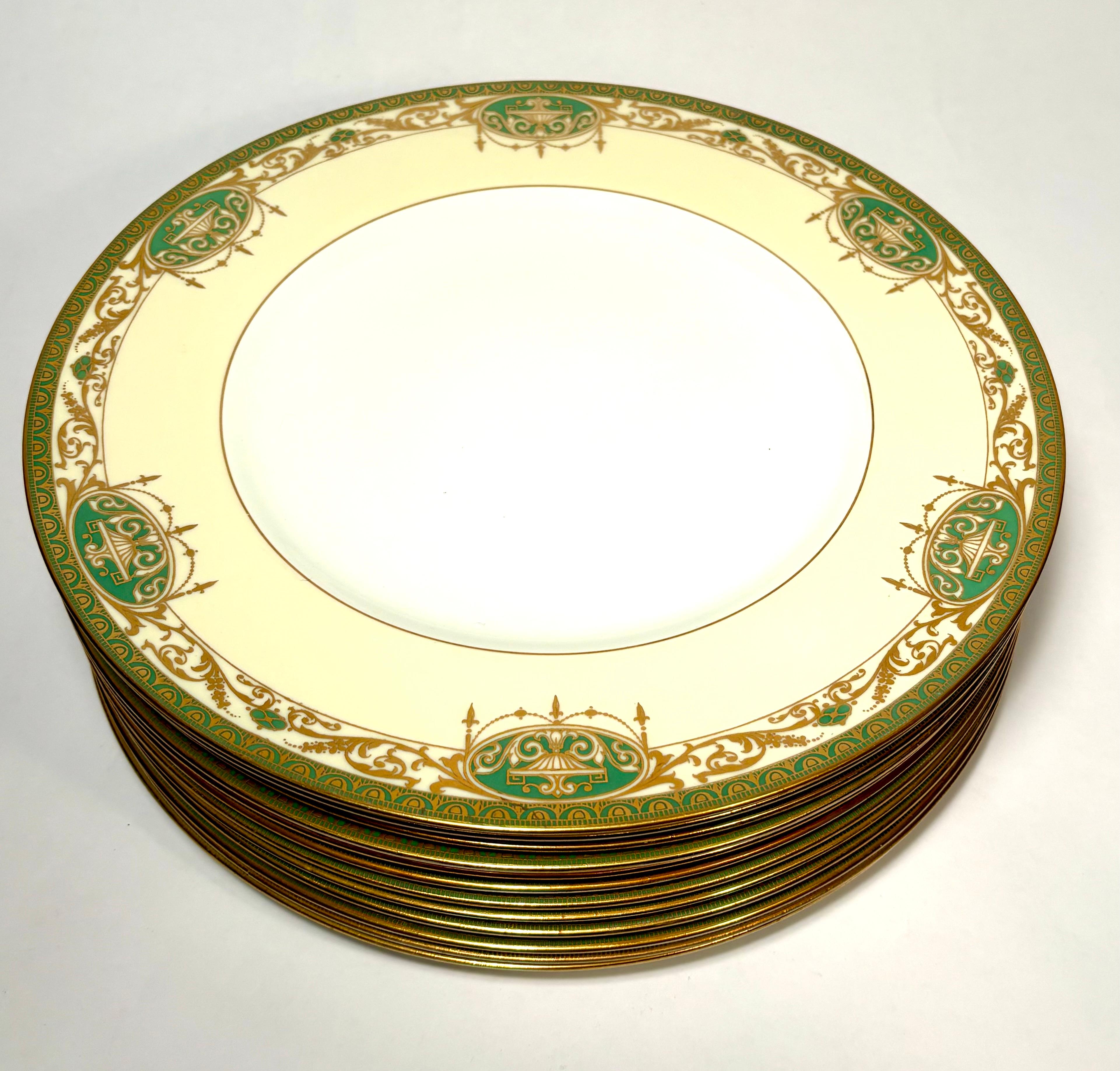 Néoclassique 12 assiettes plates anglaises anciennes vertes et dorées en relief, motif néoclassique en vente