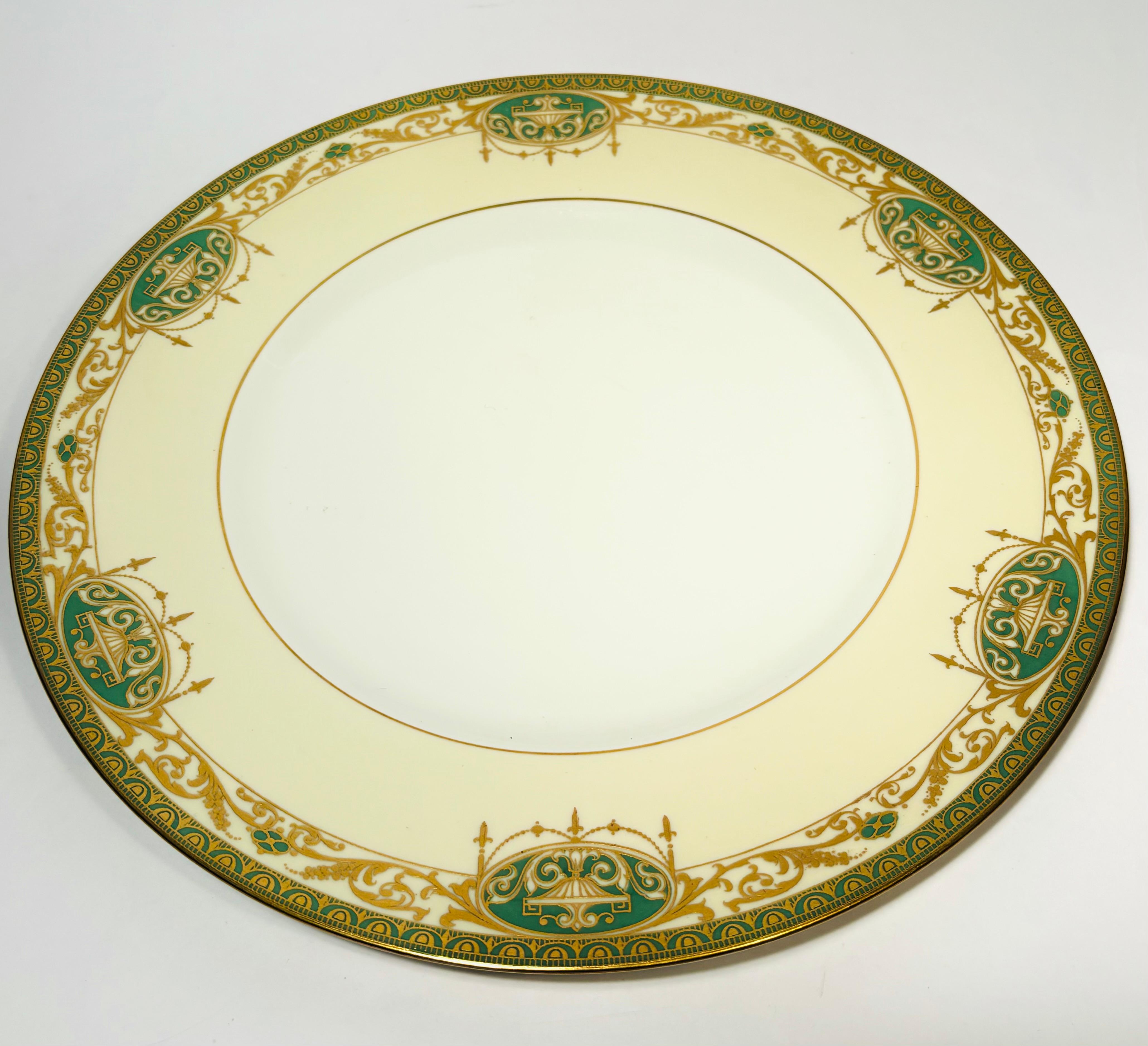Britannique 12 assiettes plates anglaises anciennes vertes et dorées en relief, motif néoclassique en vente