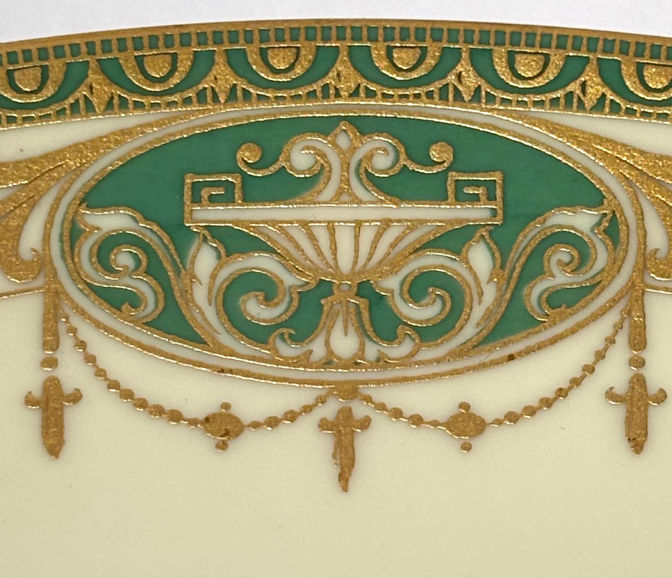 Fait main 12 assiettes plates anglaises anciennes vertes et dorées en relief, motif néoclassique en vente