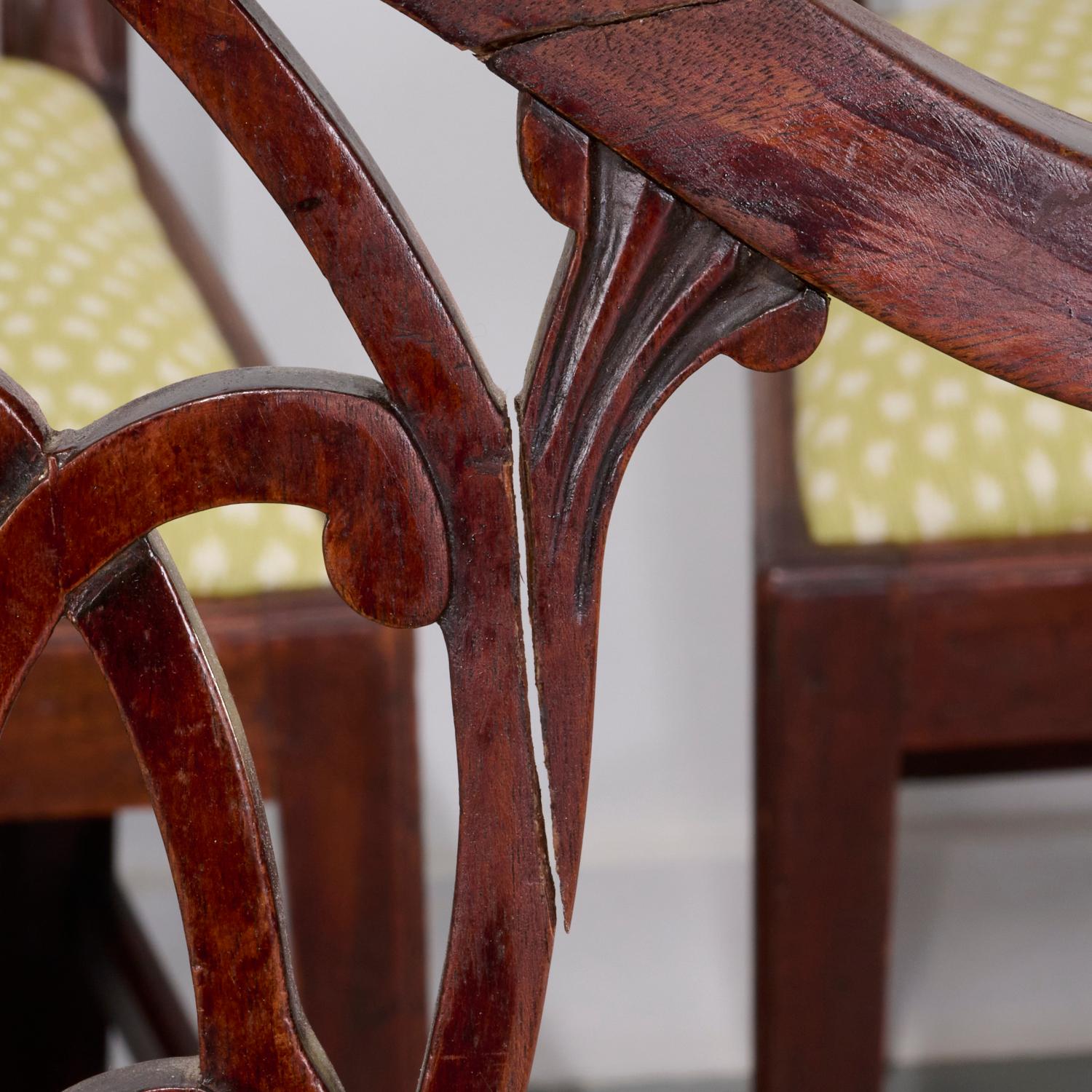 12 chaises de salle à manger anglaises anciennes de style Hepplewhite fournies par Mario Buatta en vente 4