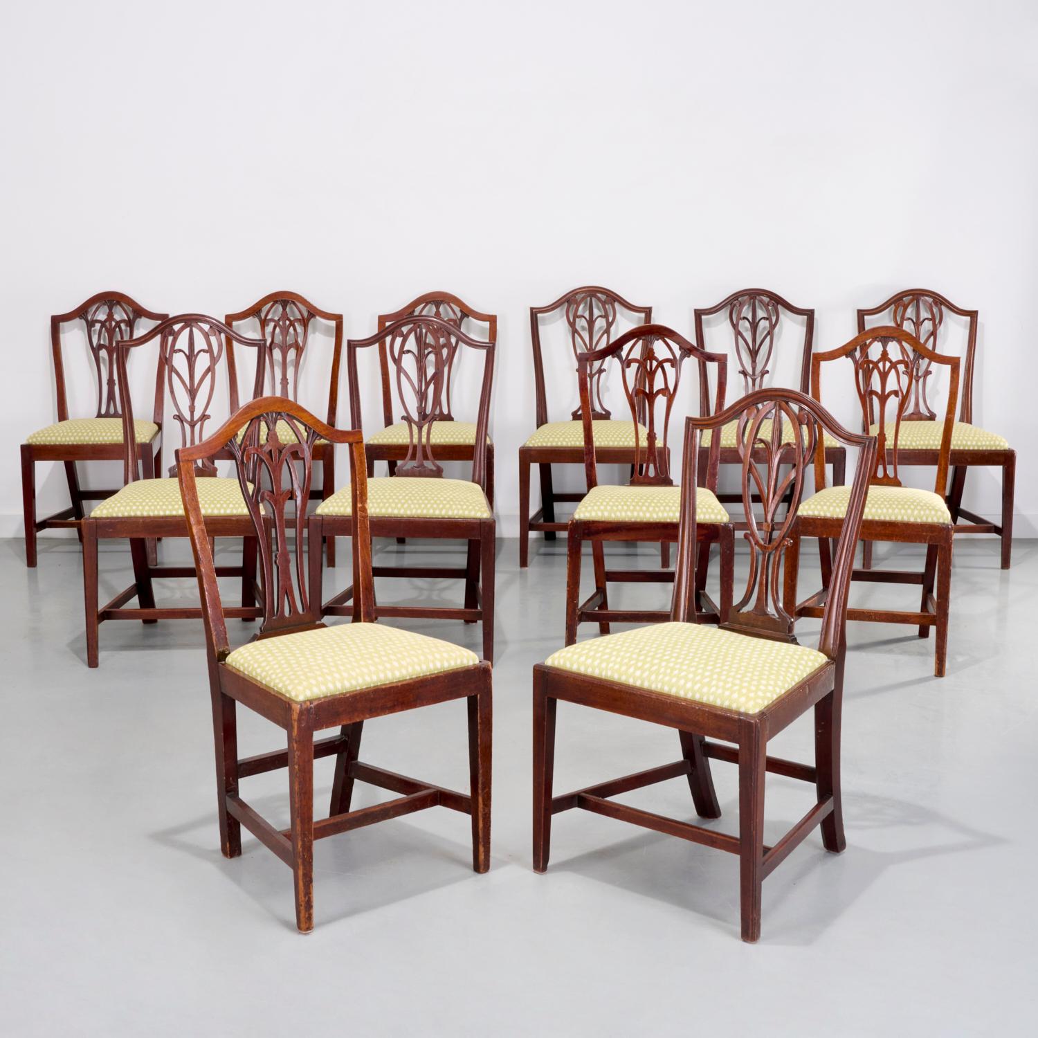 12 chaises de salle à manger anglaises anciennes de style Hepplewhite fournies par Mario Buatta en vente 6