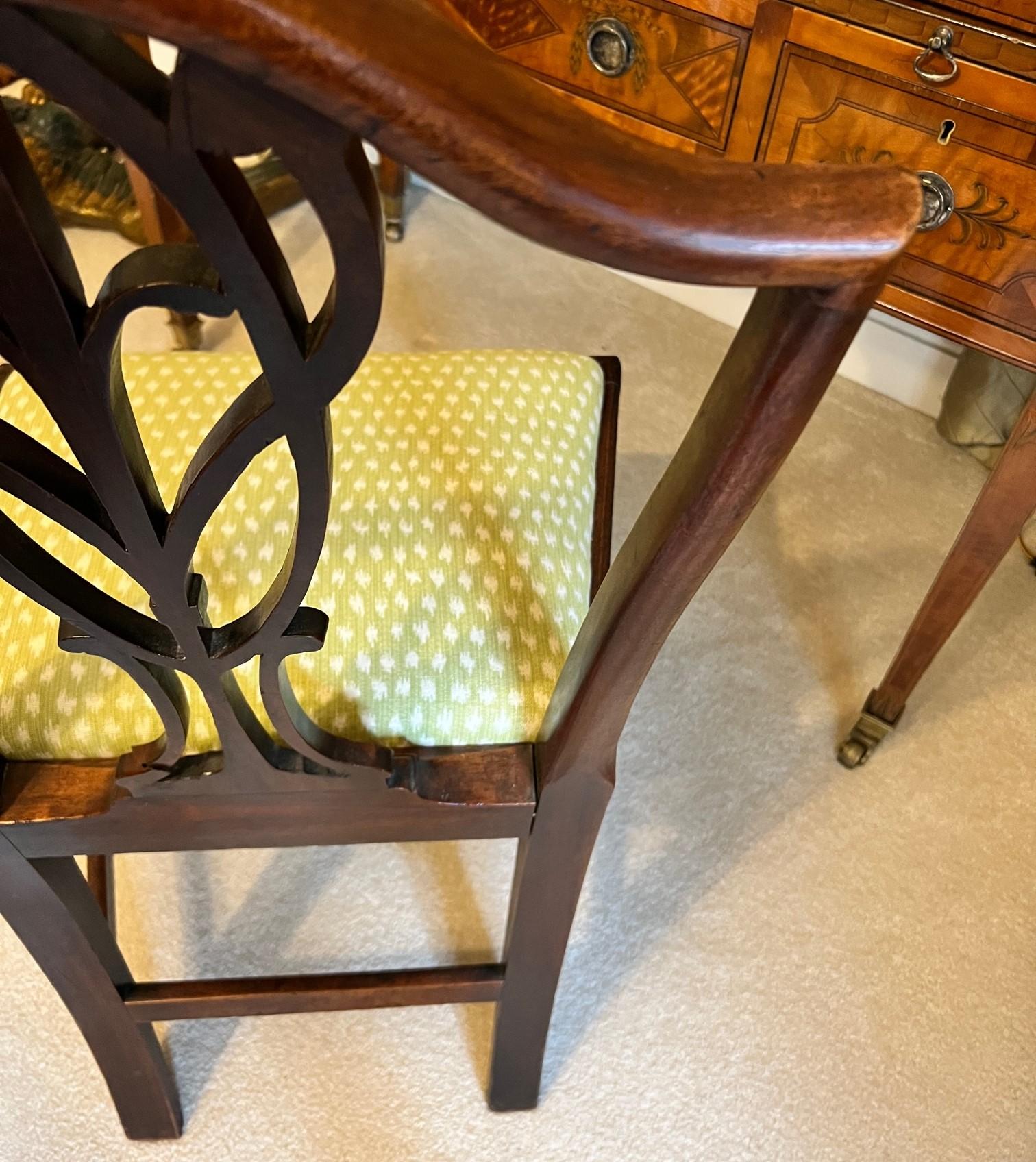 12 chaises de salle à manger anglaises anciennes de style Hepplewhite fournies par Mario Buatta en vente 10