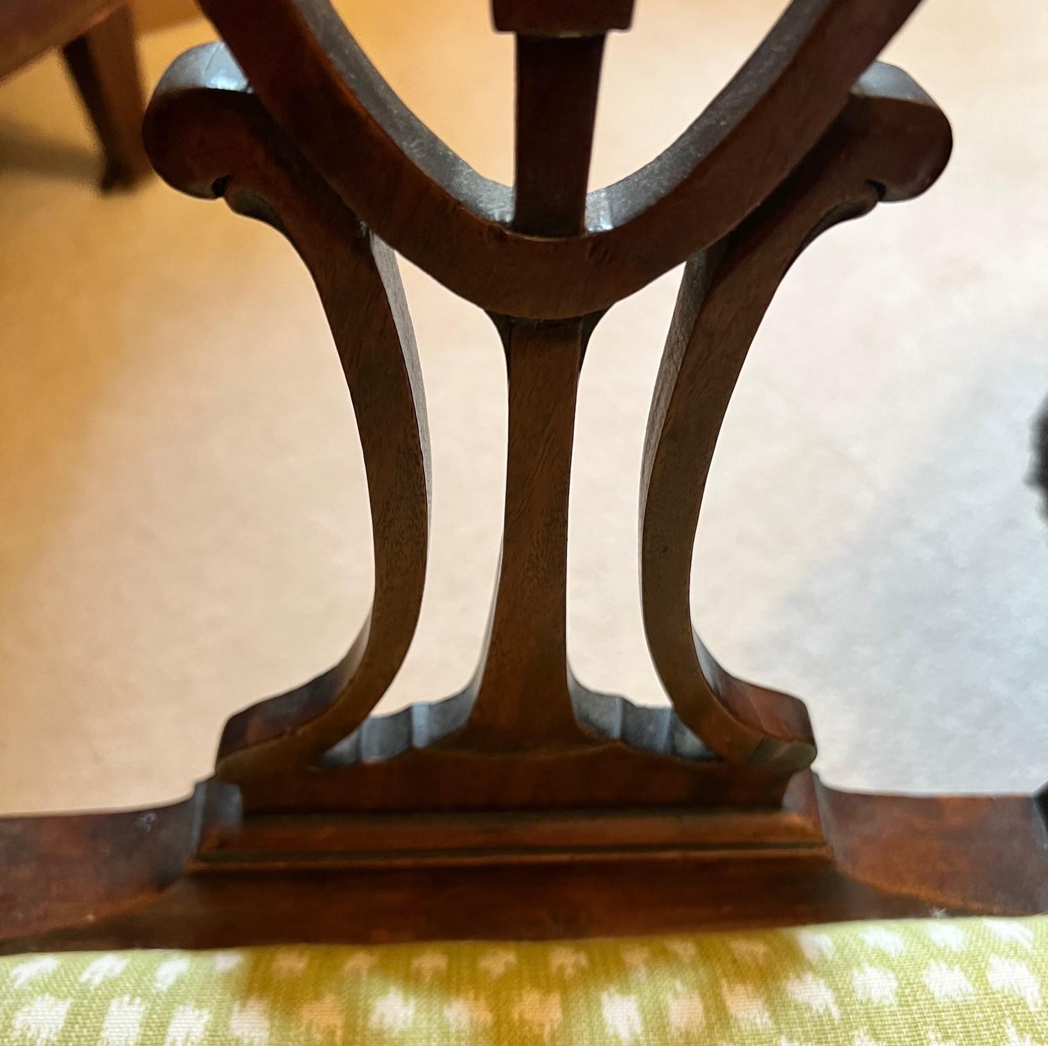 12 chaises de salle à manger anglaises anciennes de style Hepplewhite fournies par Mario Buatta en vente 11