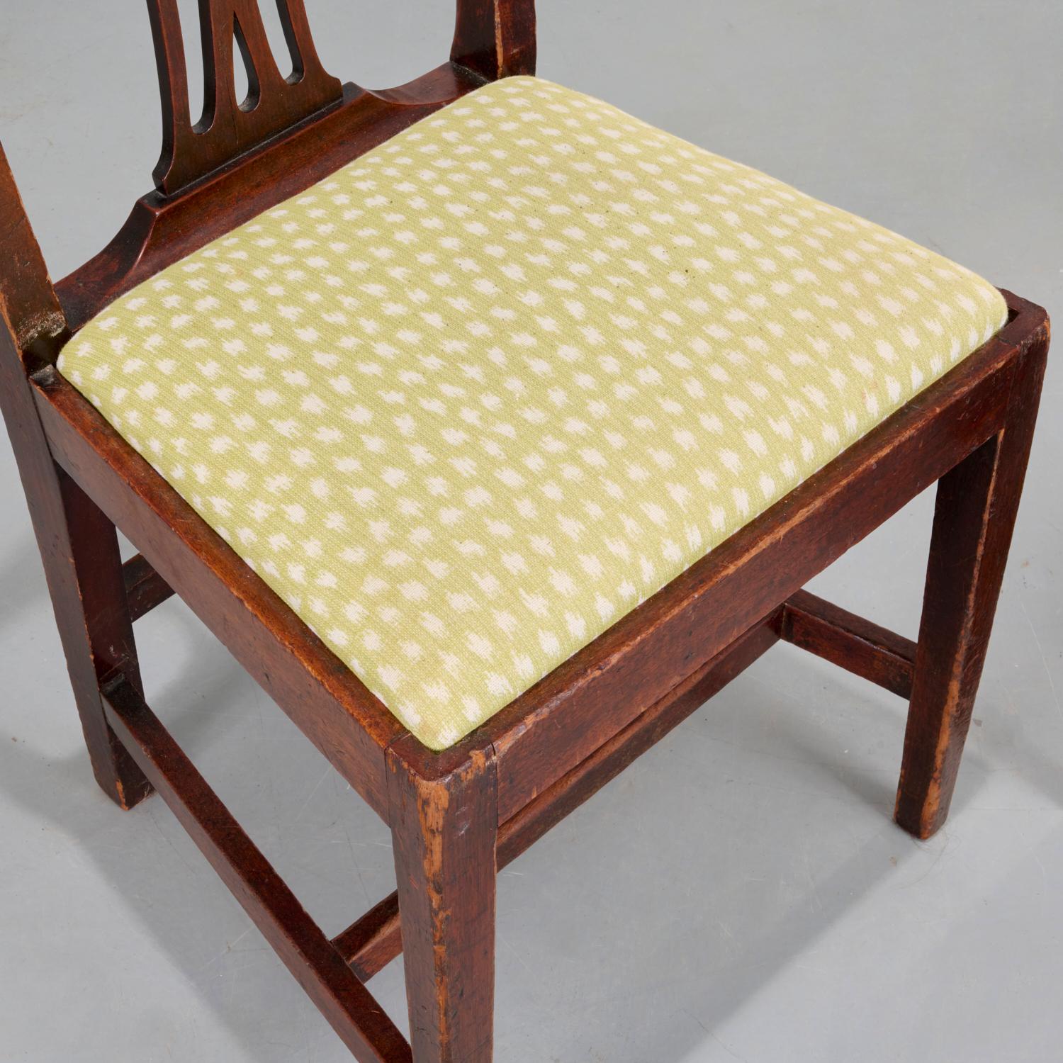 Anglais 12 chaises de salle à manger anglaises anciennes de style Hepplewhite fournies par Mario Buatta en vente