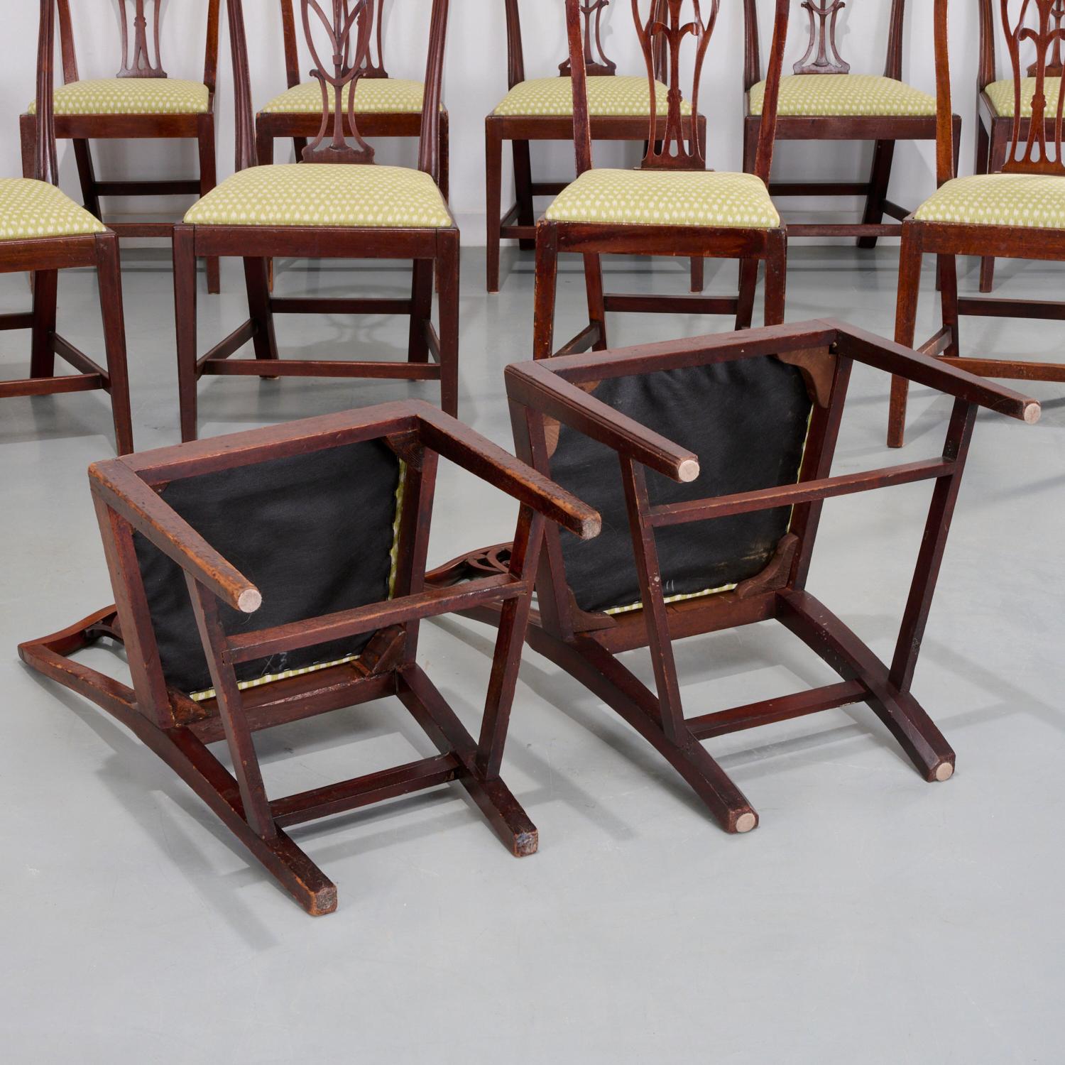 Tissu 12 chaises de salle à manger anglaises anciennes de style Hepplewhite fournies par Mario Buatta en vente