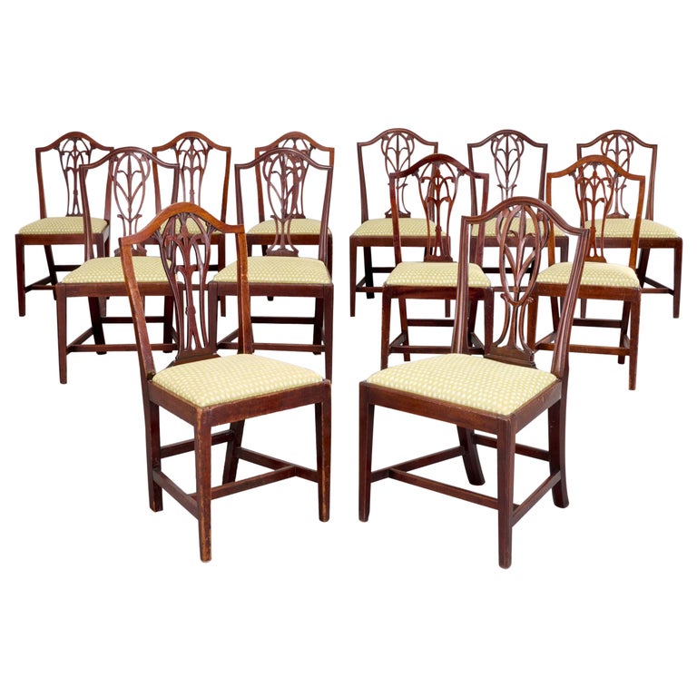 12 antike englische Esszimmerstühle im Hepplewhite-Stil, montiert von Mario Buatta im Angebot bei 1stDibs Deutschland