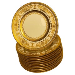 12 assiettes à salade ou à dessert anglaises anciennes incrustées de dorures surélevées vers 1910