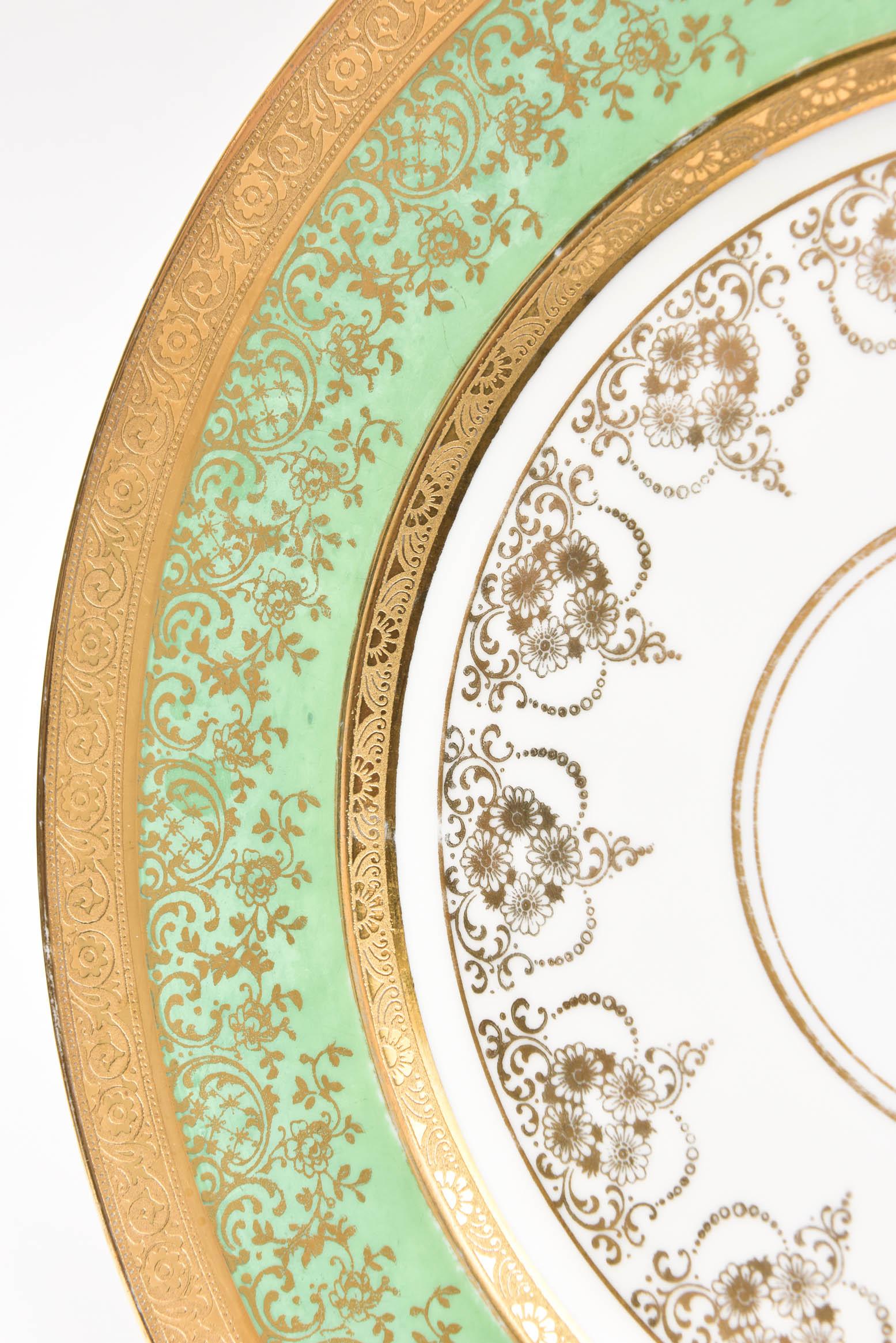 12 Antique Green and Gilt Encrusted Service or Presentation Plates In Good Condition In West Palm Beach, FL