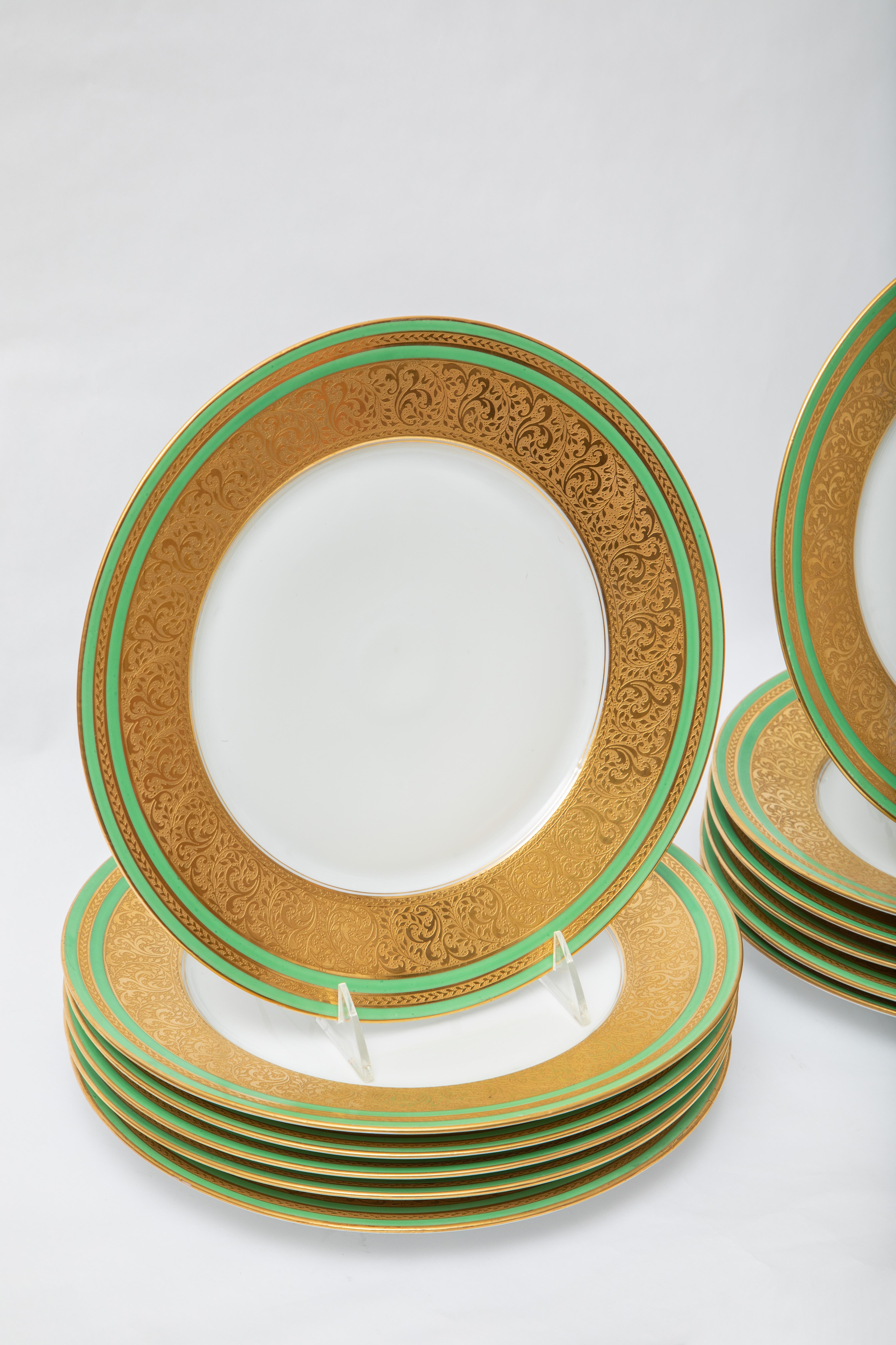 Tedesco 12 Piatti da tavola antichi incrostati di verde e dorati. Bavarese Circa 1920 in vendita
