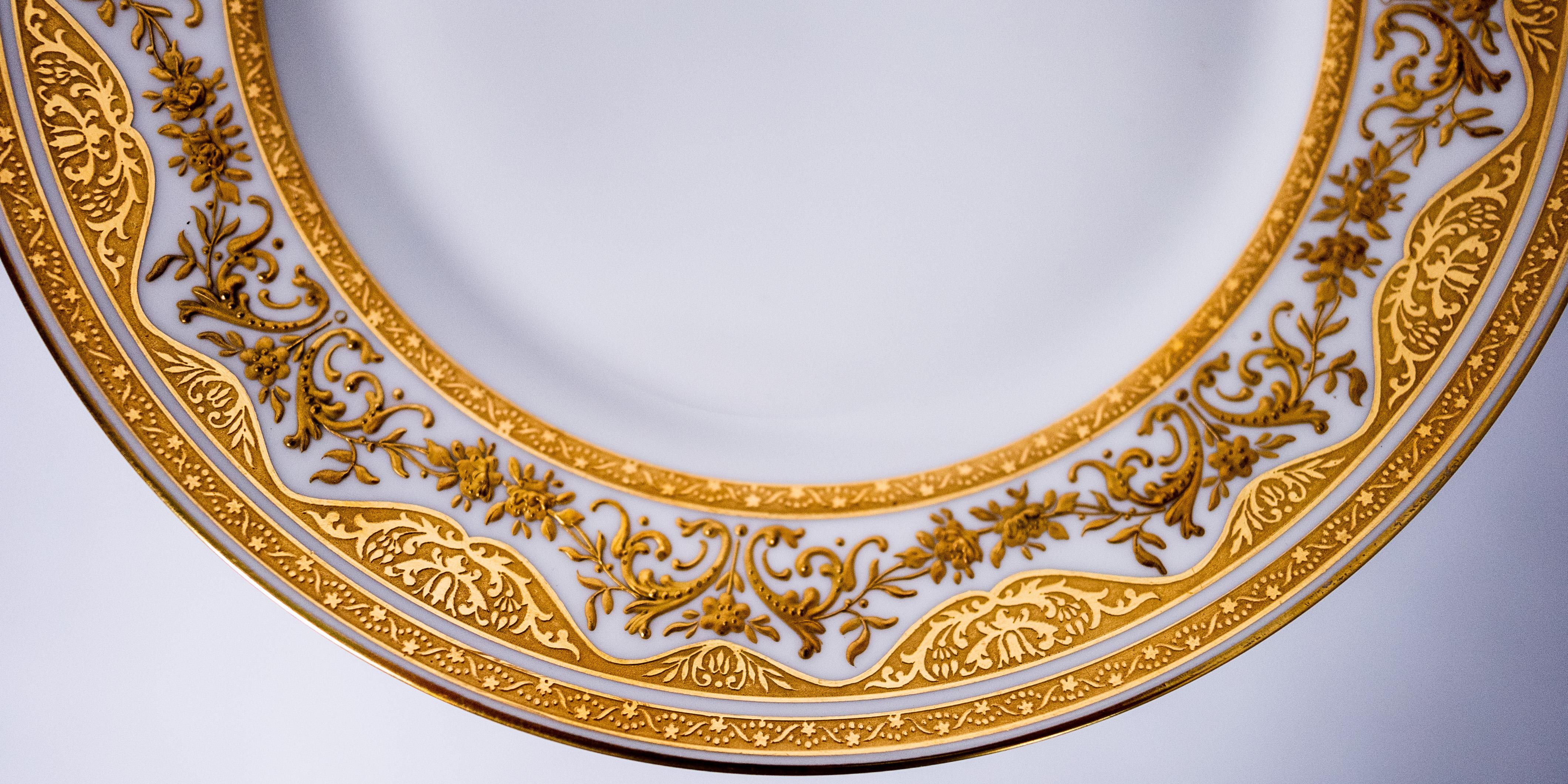 Or 12 assiettes plates anciennes incrustées d'or lourd, Limoges France, datant d'environ 1900 en vente