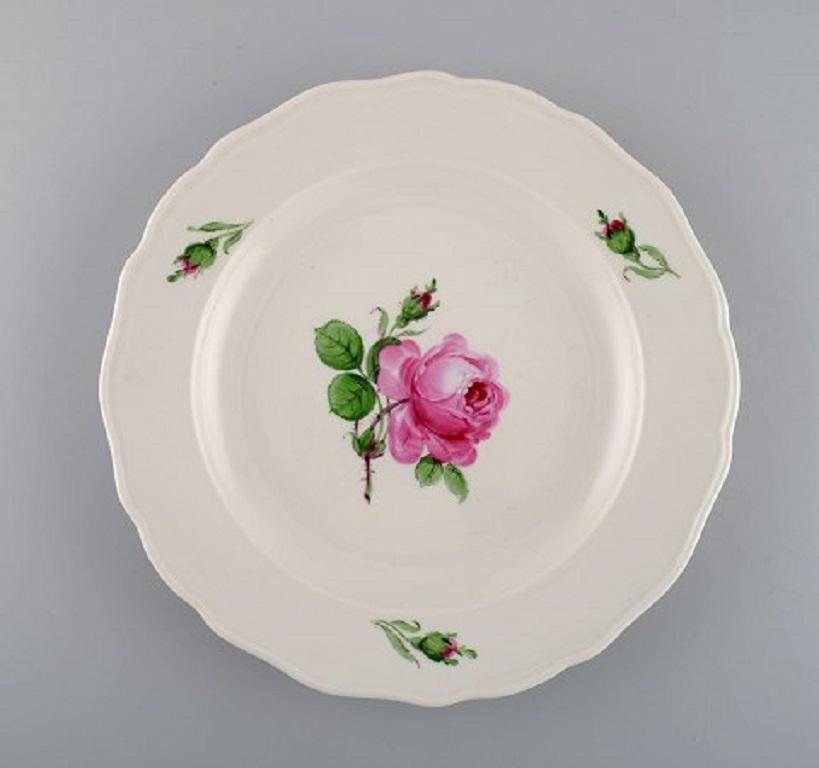 12 antique Meissen dinner plates in hand painted porcelain with pink roses, early 20th century.
Measure: Diameter: 24.6 cm.
In excellent condition.
Stamped.
2nd factory quality.