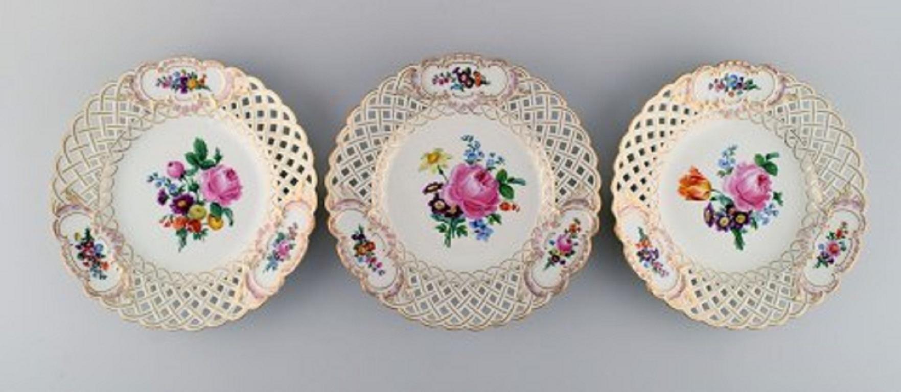 12 antique Meissen openwork plates in hand painted porcelain with floral and gold decoration, circa 1900.
Measure: Diameter 24 cm.
In excellent condition.
Signed.
1st factory quality.