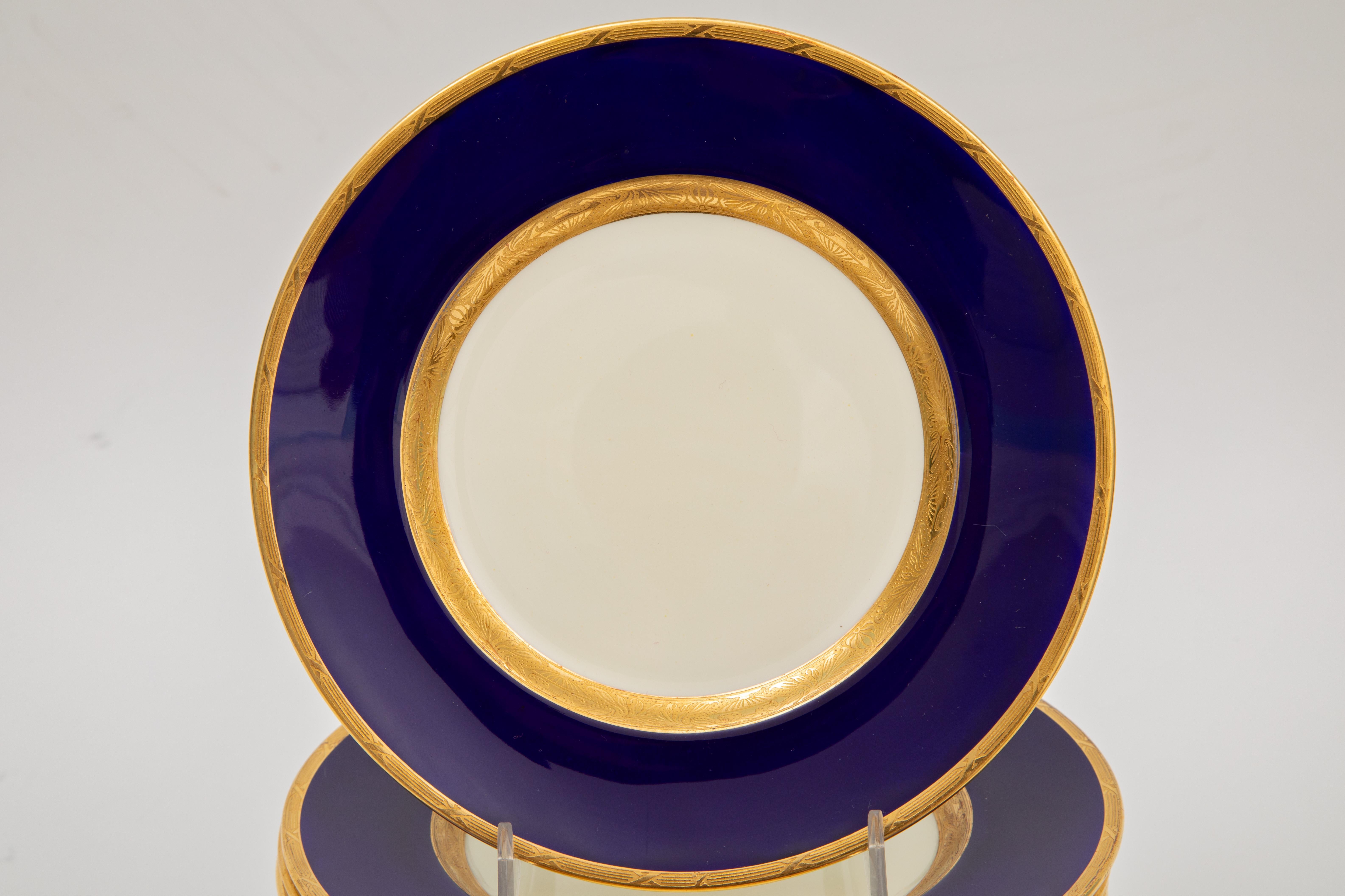 Un classico ed elegante set di 12 piatti di Minton, Inghilterra, con un bel colletto largo di blu cobalto circondato da due bande in oro 24 carati incise all'acido. In splendide condizioni d'epoca e in un formato che potrebbe essere sempre utile!