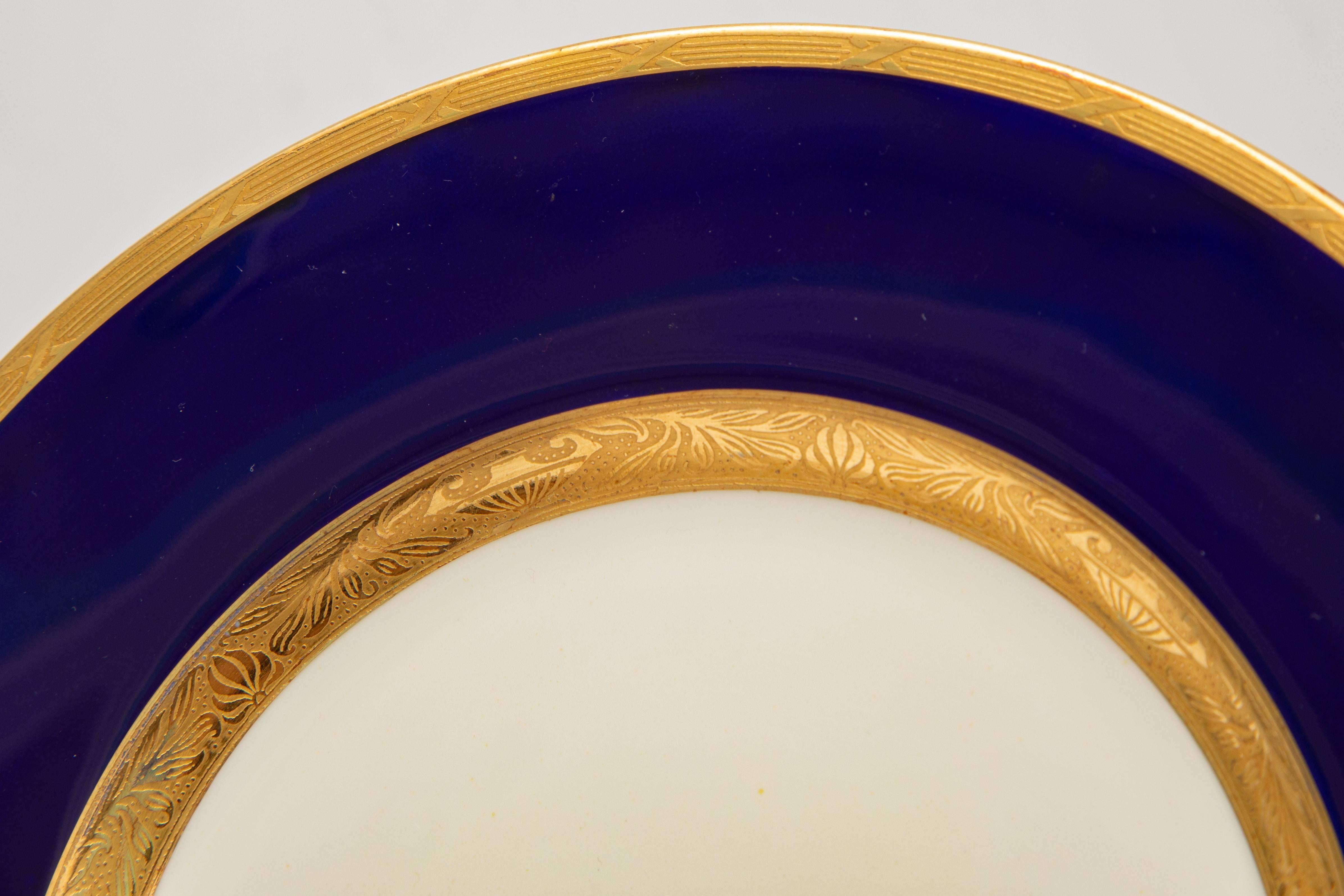 Fatto a mano 12 Antichi piatti da portata o da dessert Minton England blu cobalto e oro in vendita
