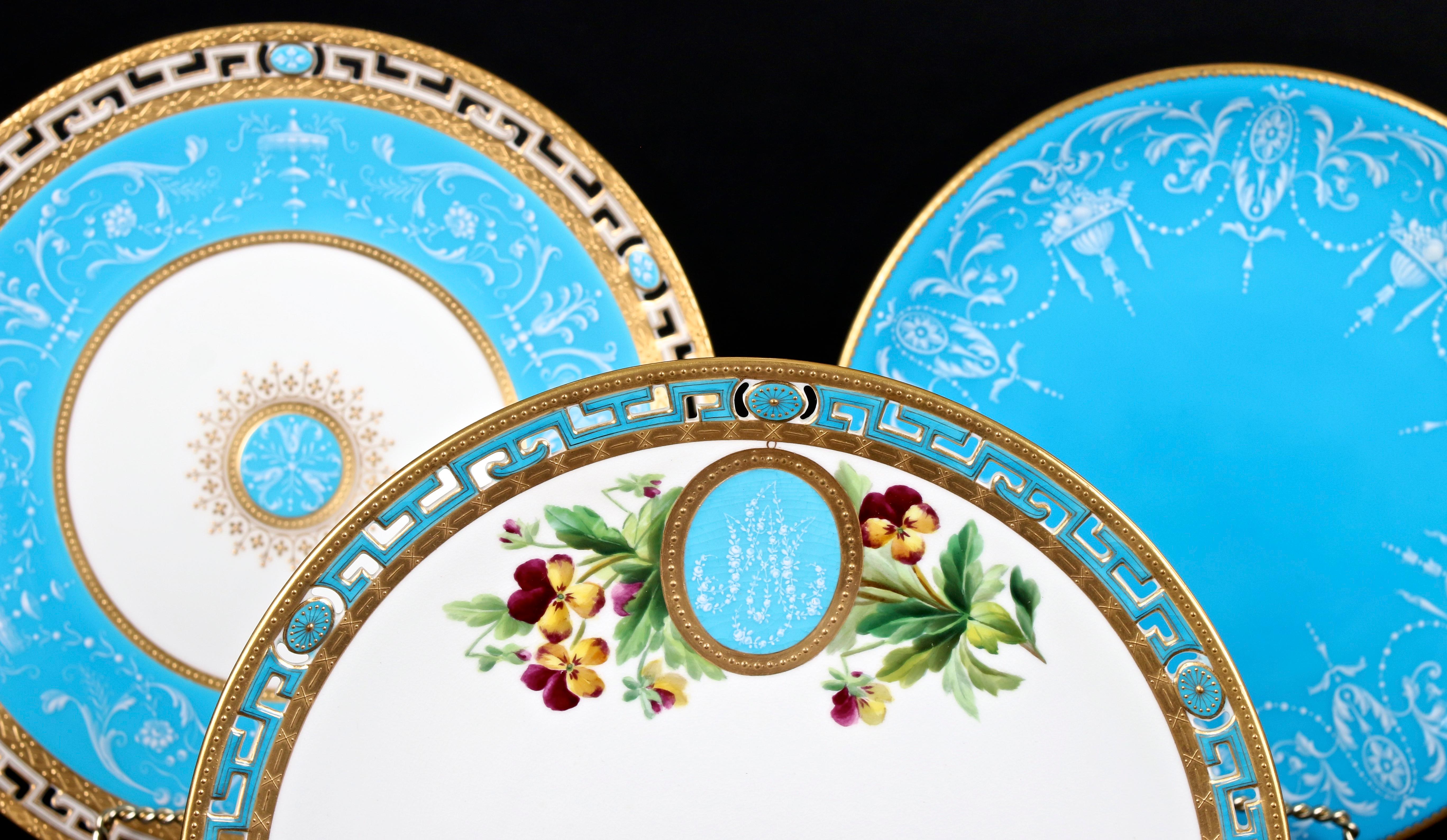 12 Antique Minton Pate-Sur-Pate Bleu Celeste Plates (Spätes 19. Jahrhundert) im Angebot