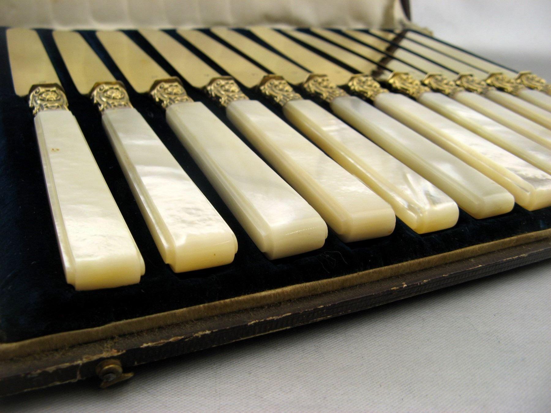 Beautiful series of 12 knives mother of pearl handle and silver blades 800 (neck brace 2) gilded.
Impeccable as never served.
Dessert knife. fruit or cheese. 
Only the box is a little damaged but is the original one. France, circa 1840. 
Orfèvre