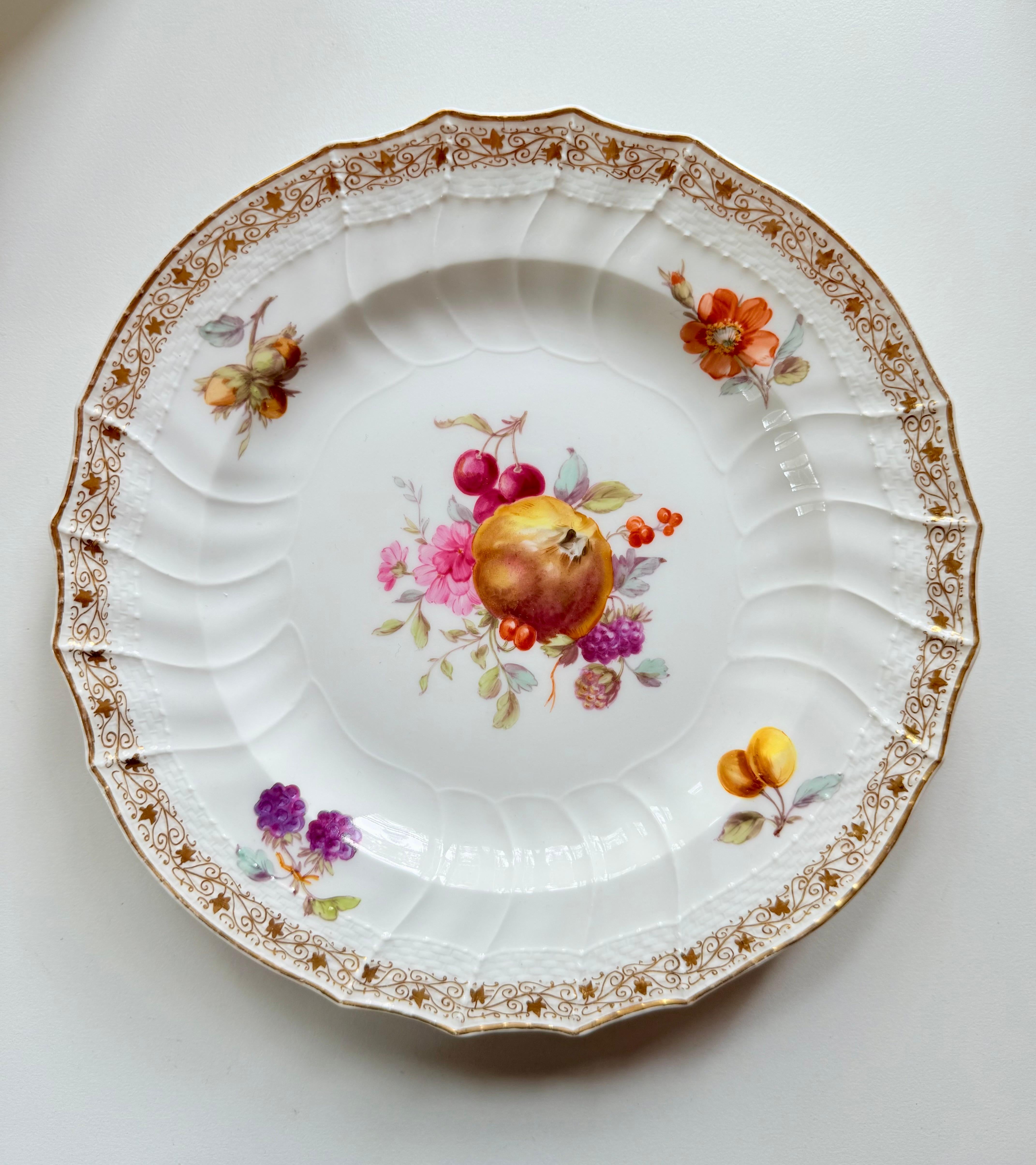 KPM, Berlin, Königliche Porzellan-Manufaktur
 Douze assiettes vintage en porcelaine bombée avec des fruits, baies, noix, champignons et fleurs peints à la main. Les bords sont ornés d'une décoration dorée. 
1940s
21 cm (8 pouces)
Objet vintage en
