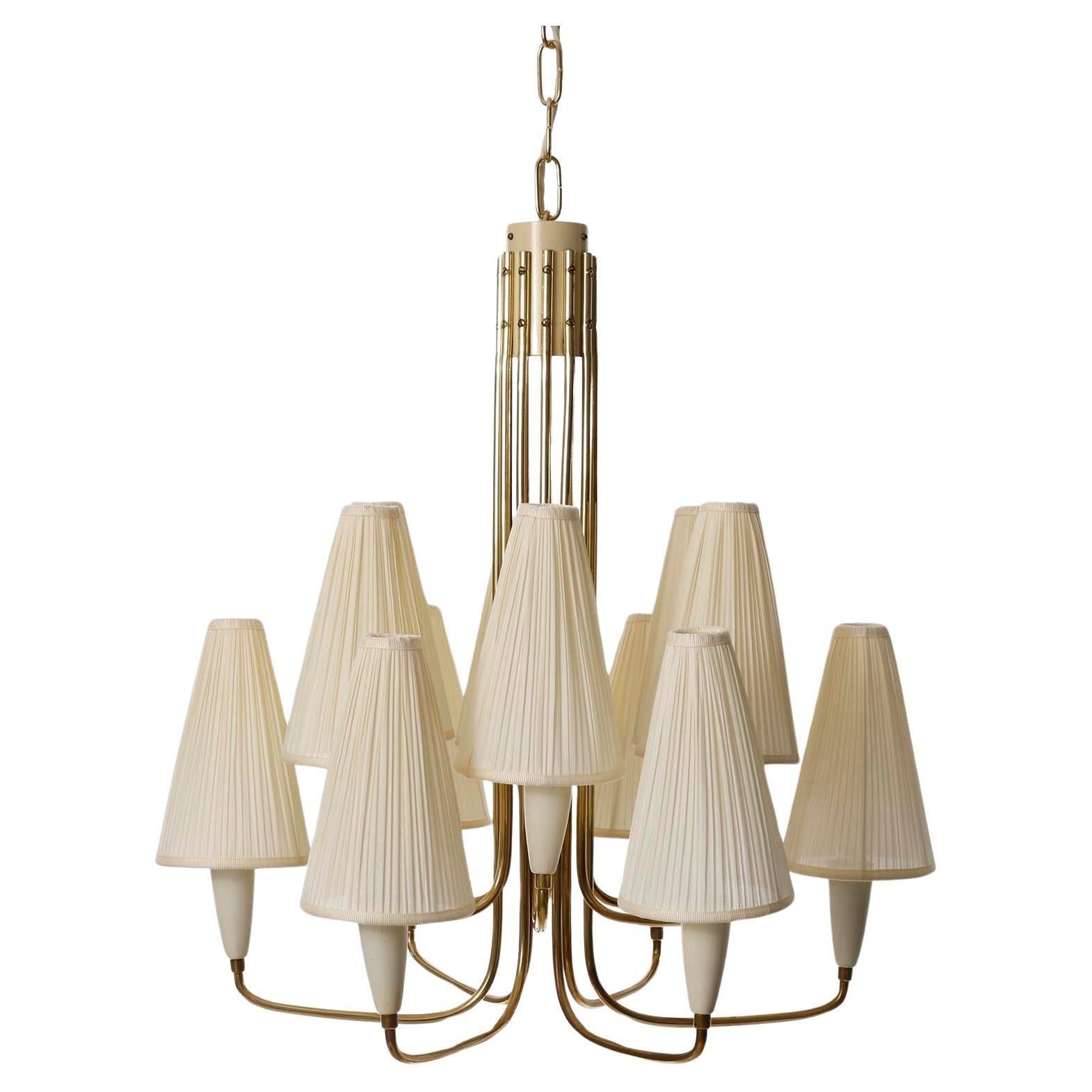 Austriaco Lampadario a sospensione a 12 bracci, paralumi in tessuto crema d'ottone, Rupert Nikoll, 1960s in vendita
