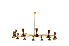 Lampadario a diabolo a 12 bracci in metallo laccato nero. Contemporaneo.