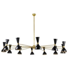 Lampadario a diabolo a 12 bracci in metallo laccato nero. Contemporaneo.
