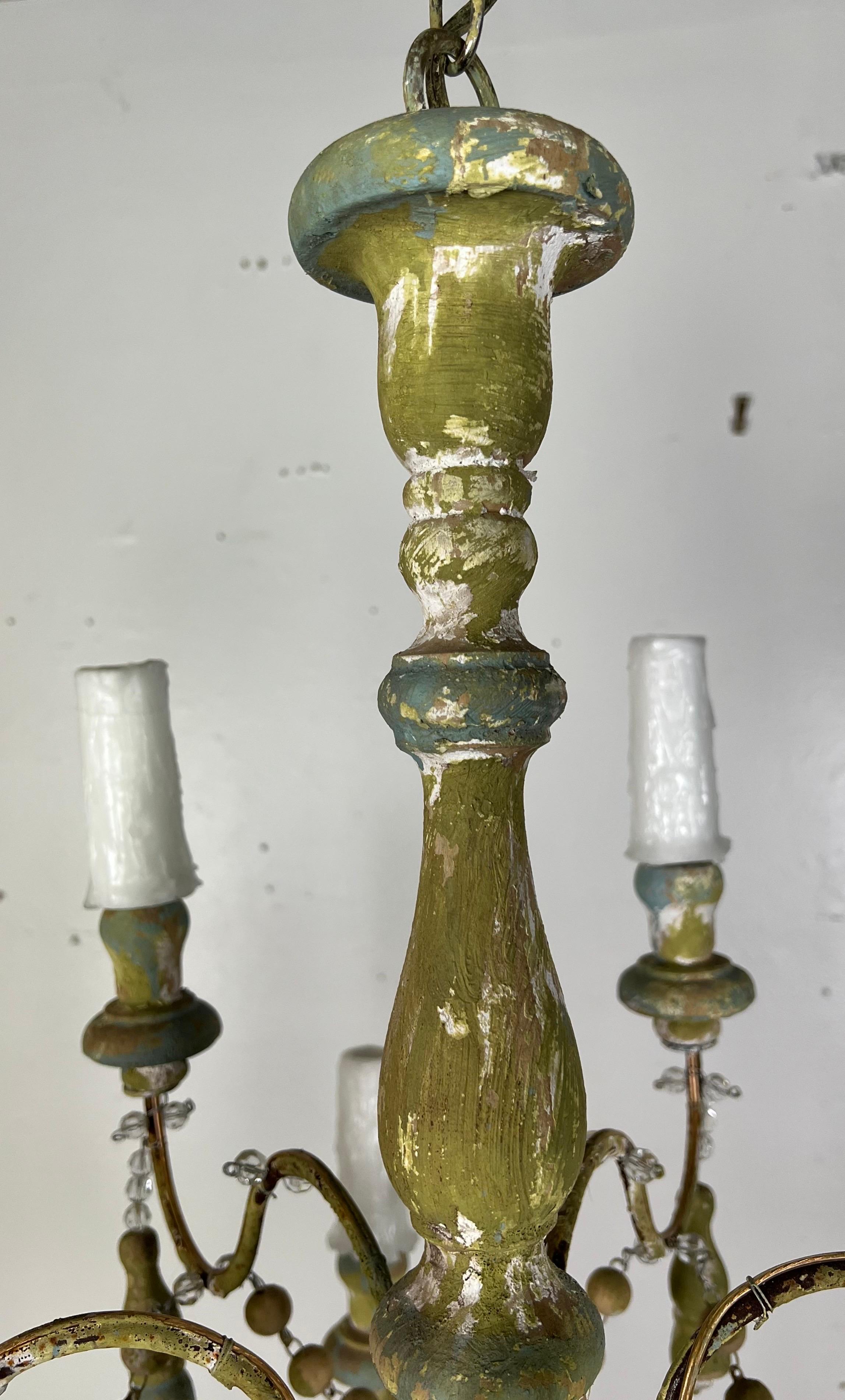 12-Arm-Kronleuchter aus lackiertem Holz mit Perlen und Quasten (Italienisch) im Angebot