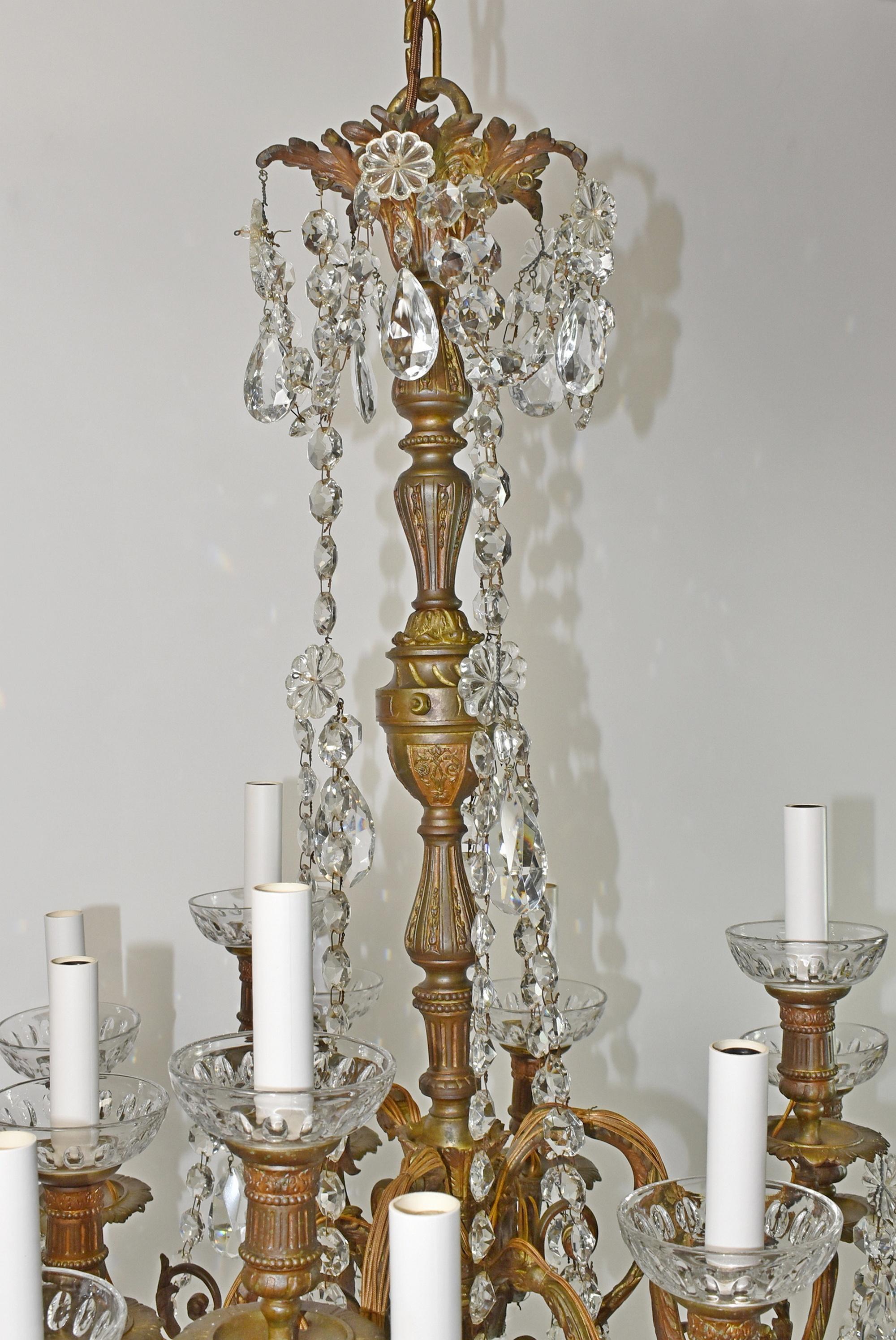 Lampadario a 12 bracci in stile rococò convertito in bronzo. Lampadario del 1890 convertito all'elettricità, in stile rococò, bronzo, cristalli lucidi. 12 bracci con 12 luci. Il corpo ha una larghezza di 24 pollici e un'altezza di 32 pollici,