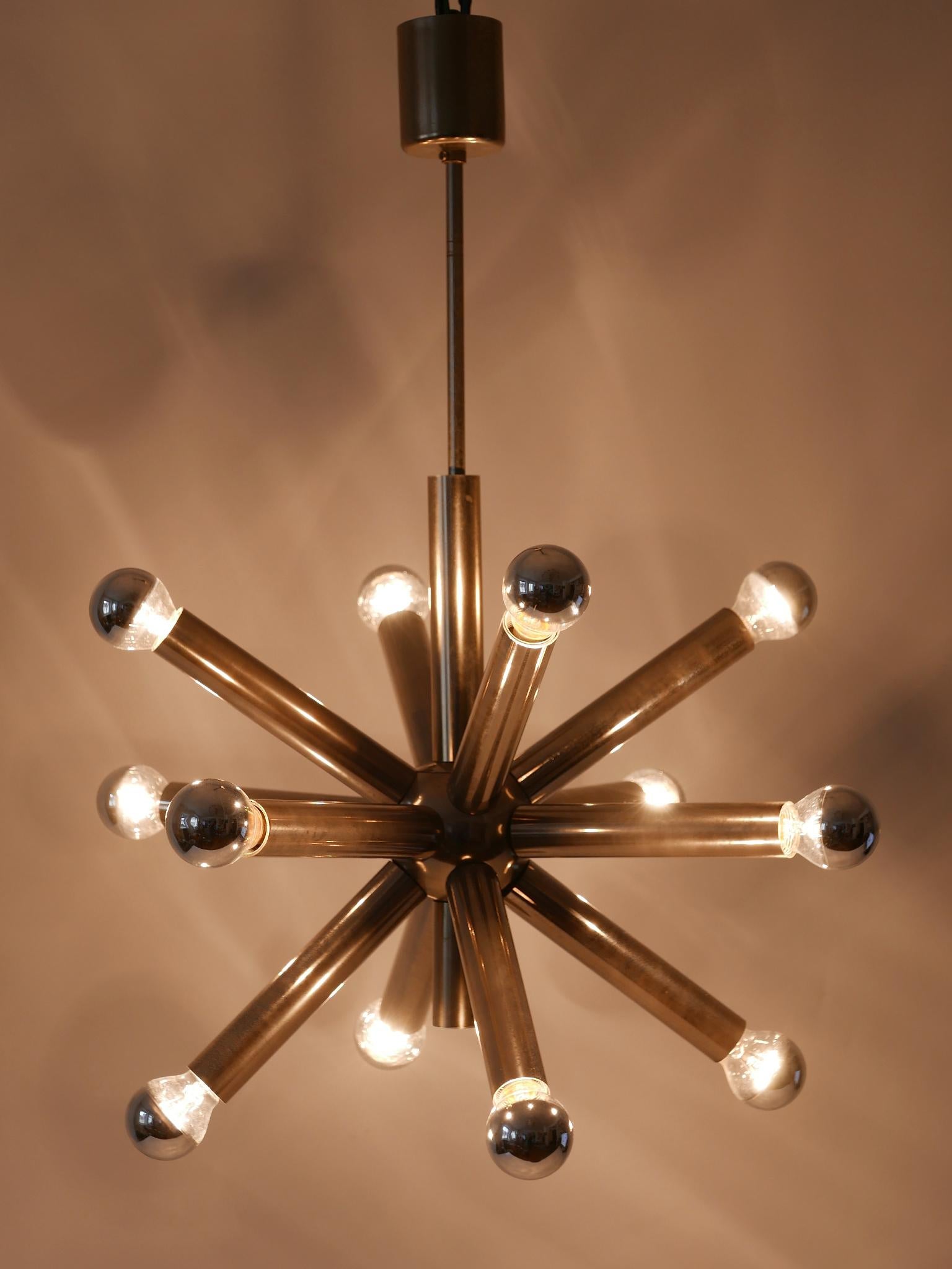 Superbe et élégant lustre ou lampe à suspension Sputnik à 12 bras de lumière, de style moderne du milieu du siècle. Conçu et fabriqué dans les années 1960, en Allemagne.

Réalisé en laiton et métal nickelé, le lustre ou la lampe suspendue nécessite