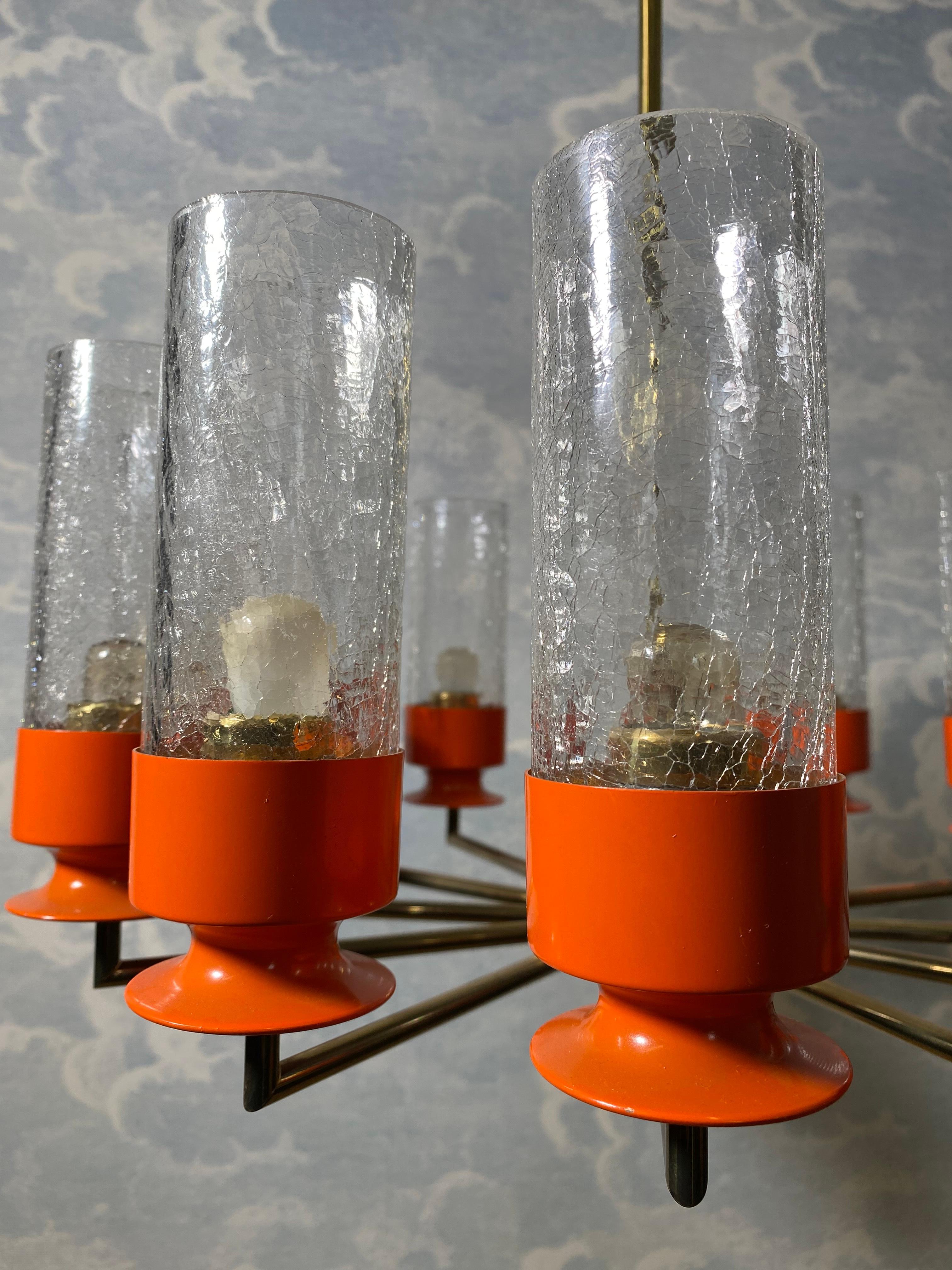 Questo lampadario a forma di ruota di carro dei primi anni '70 è un reperto eccezionale, in quanto sembra non essere mai stato usato!

Il lampadario è sospeso su un'asta in ottone con un baldacchino in ottone.

Come i raggi di una ruota, 12 bracci