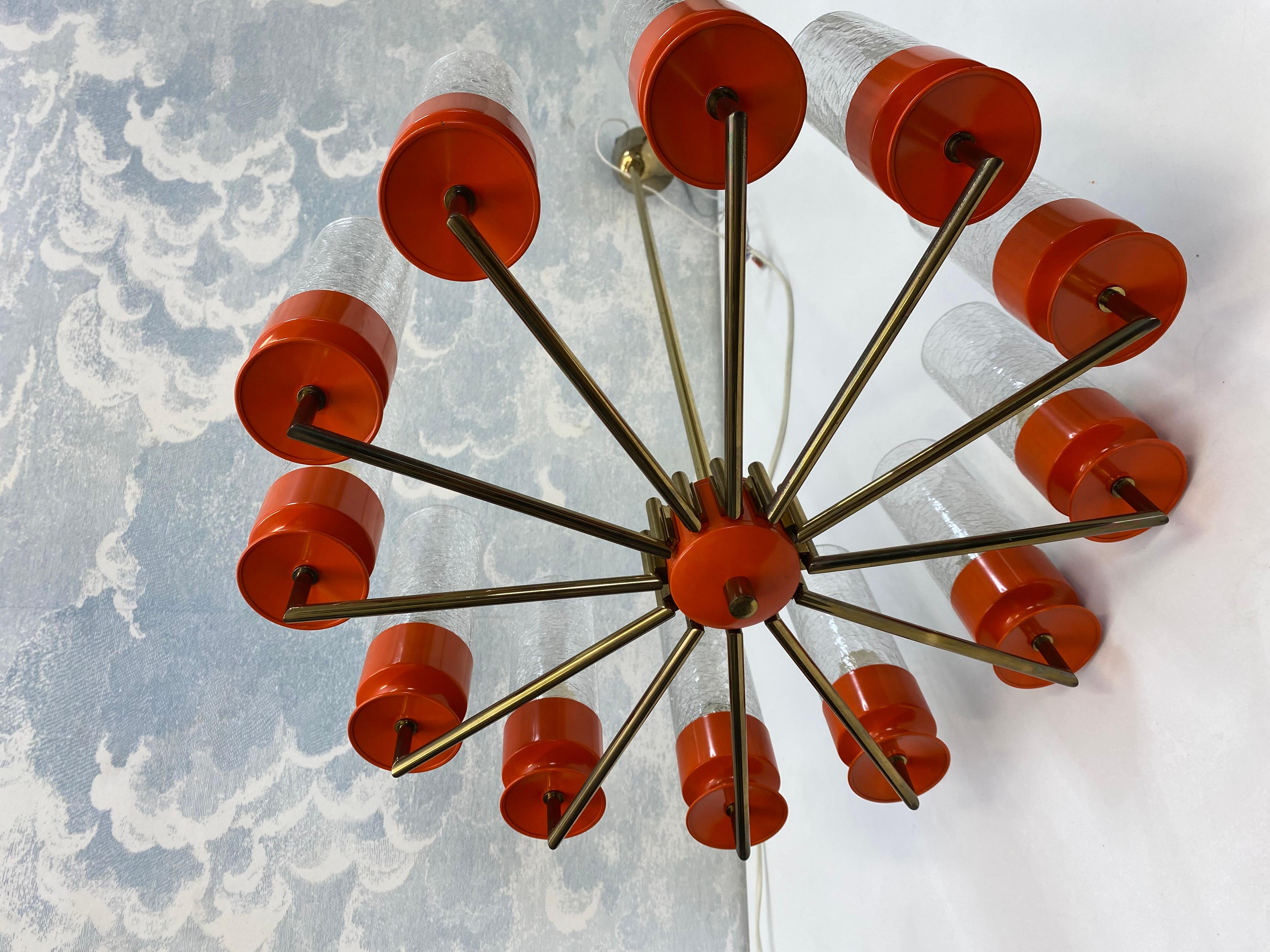 Mid-Century moderno Lampadario a 12 bracci a forma di ruota di carro con paralumi in vetro di ghiaccio e struttura in ottone, Germania in vendita