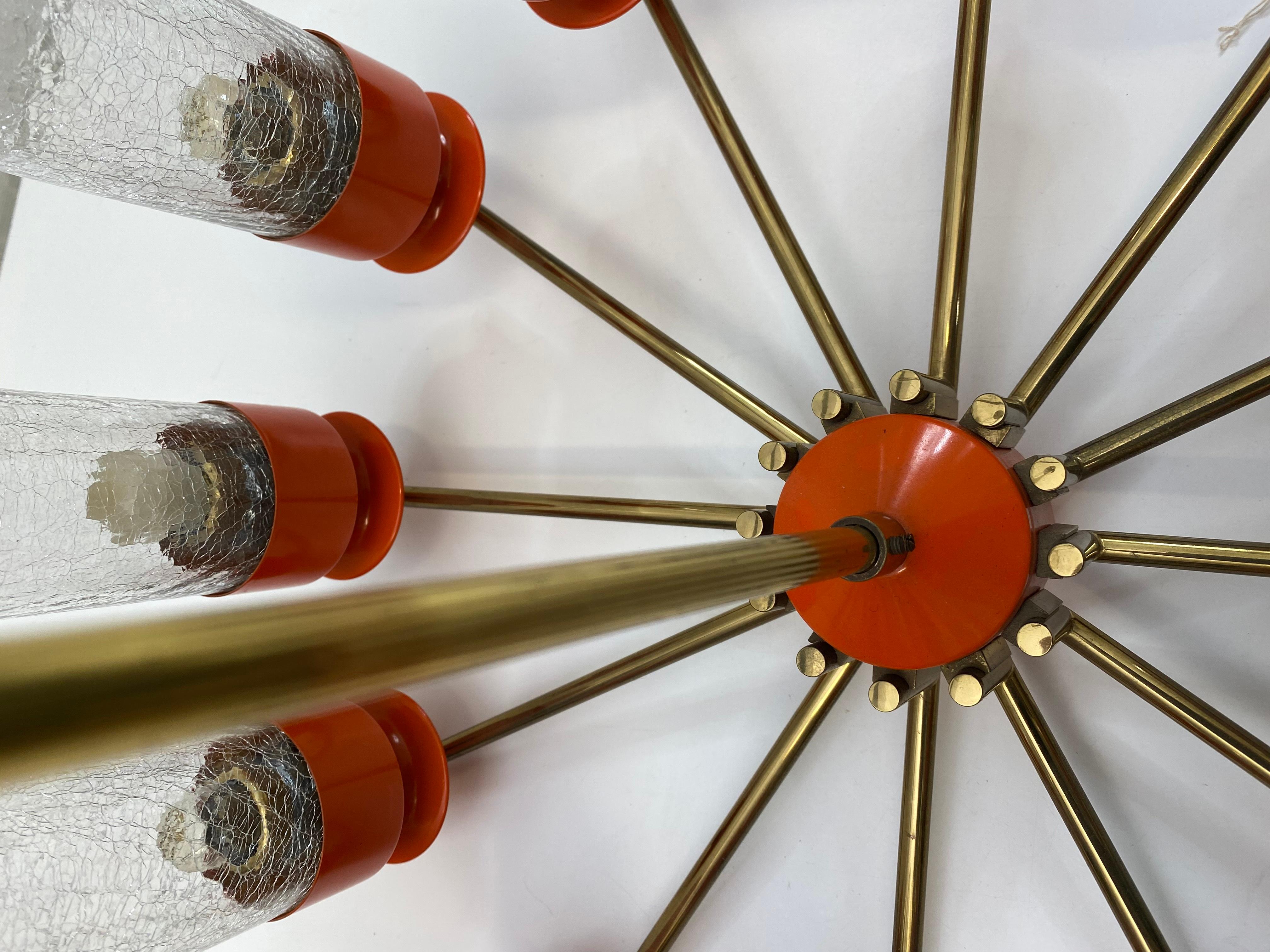 Tedesco Lampadario a 12 bracci a forma di ruota di carro con paralumi in vetro di ghiaccio e struttura in ottone, Germania in vendita