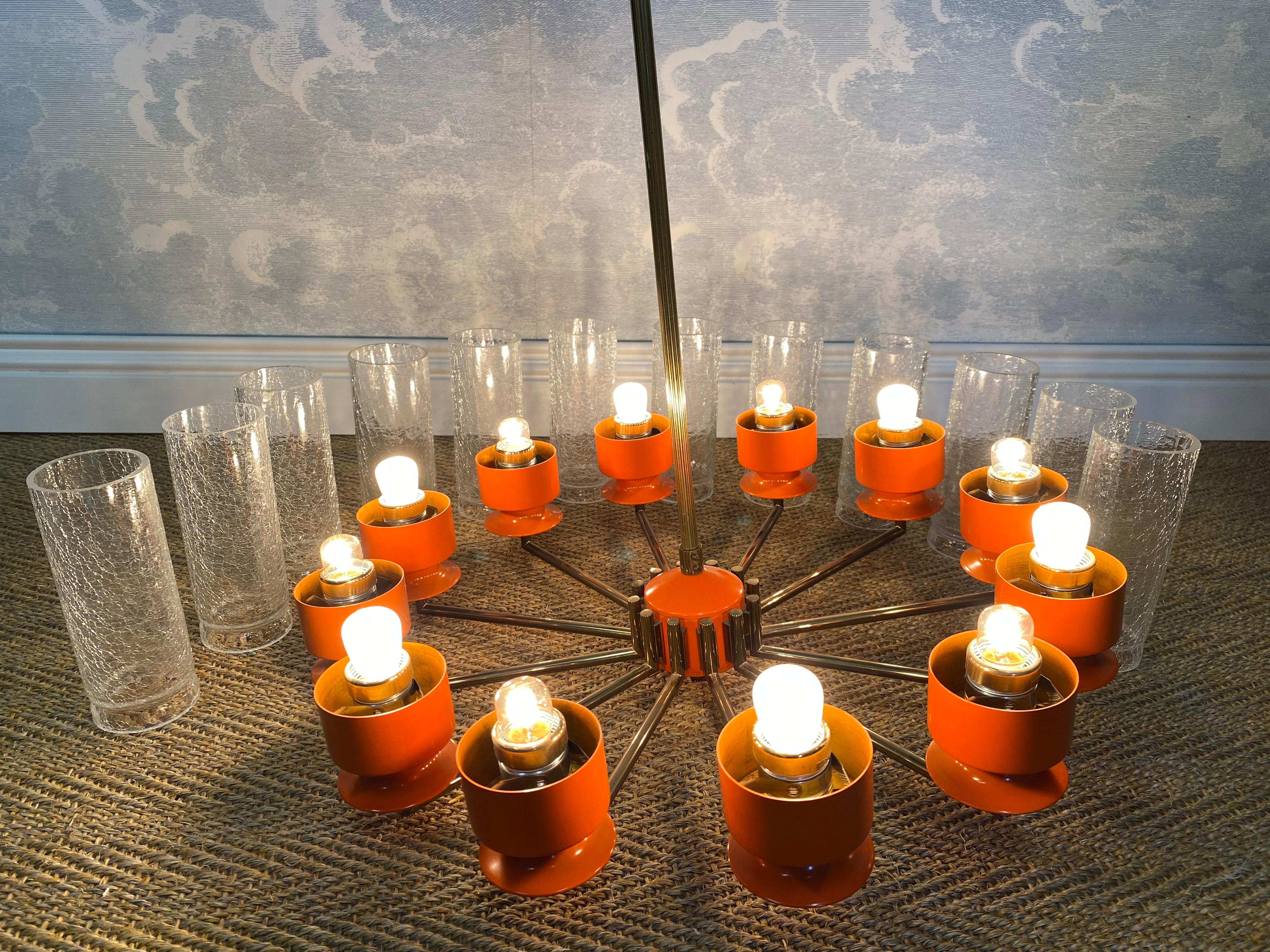 Lampadario a 12 bracci a forma di ruota di carro con paralumi in vetro di ghiaccio e struttura in ottone, Germania In condizioni ottime in vendita a Cork, IE