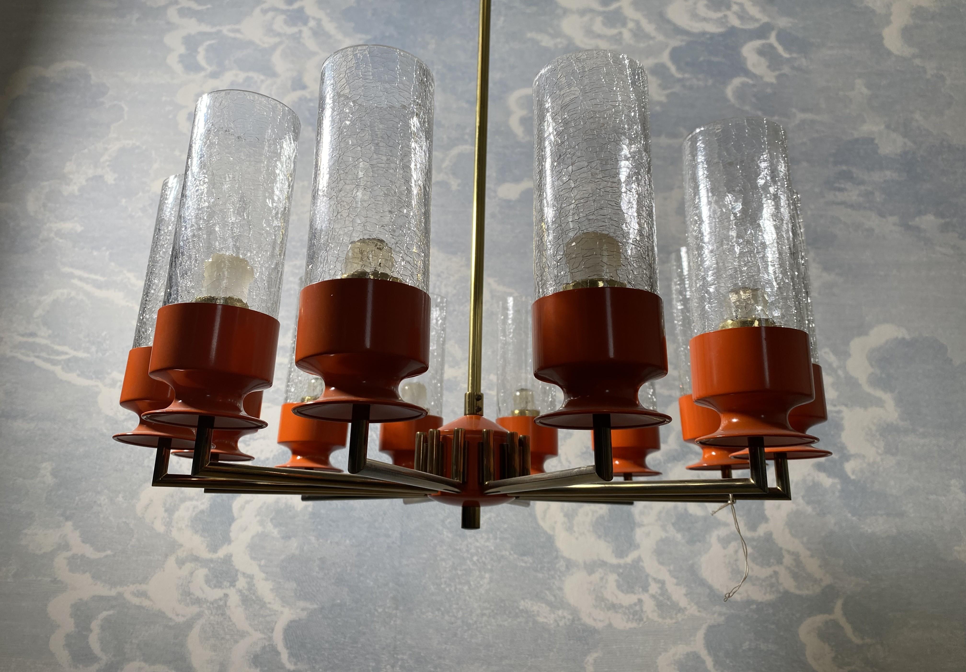 Fine XX secolo Lampadario a 12 bracci a forma di ruota di carro con paralumi in vetro di ghiaccio e struttura in ottone, Germania in vendita