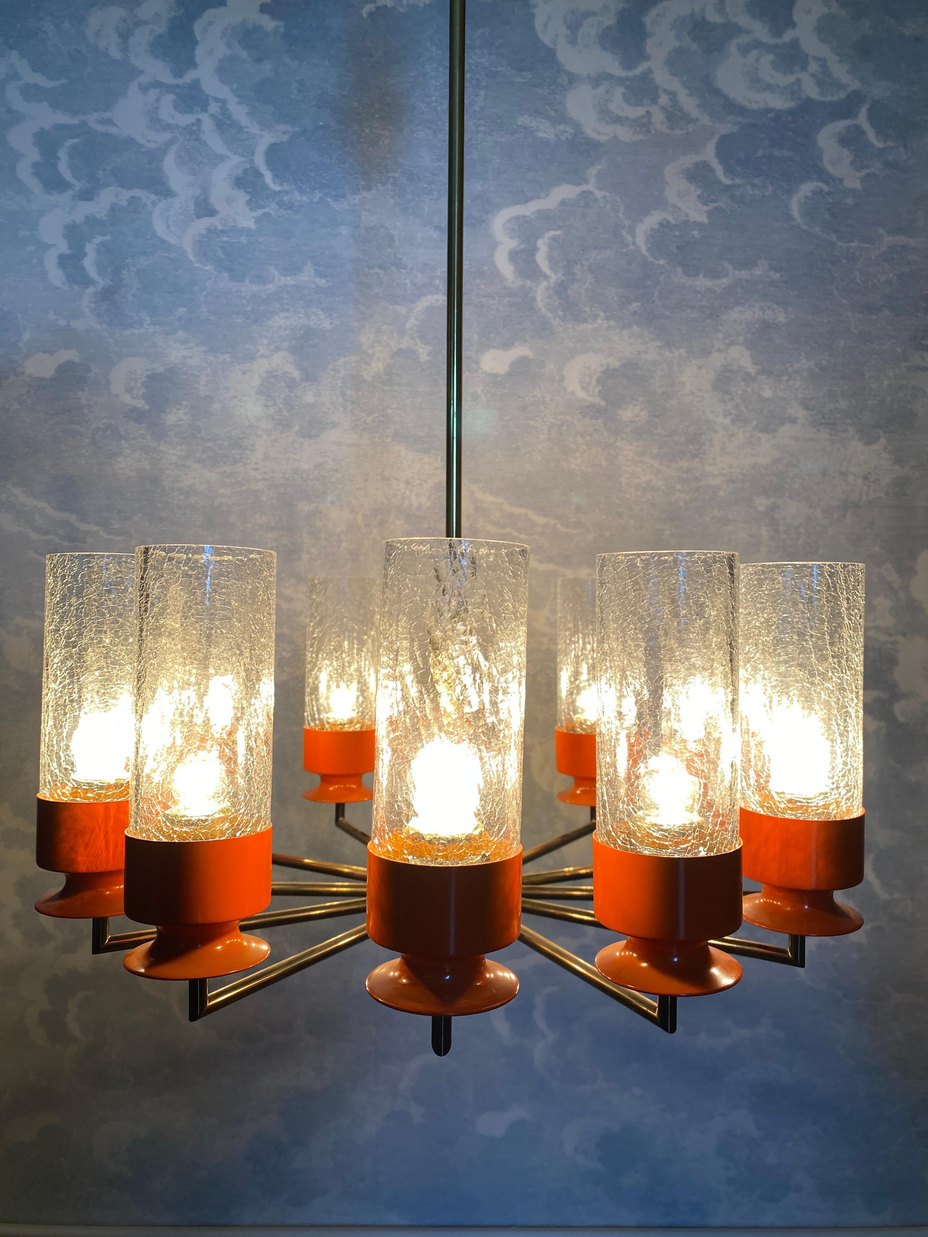 Metallo Lampadario a 12 bracci a forma di ruota di carro con paralumi in vetro di ghiaccio e struttura in ottone, Germania in vendita