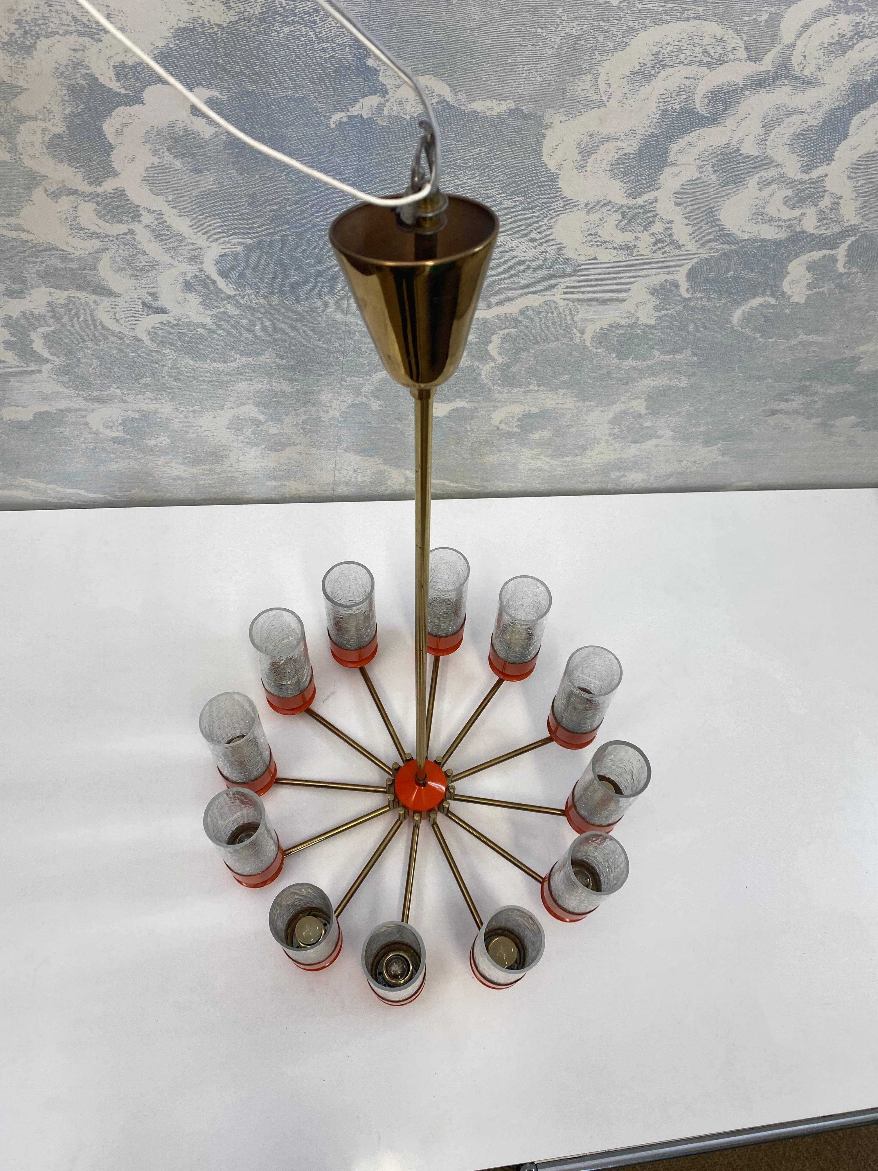 Lampadario a 12 bracci a forma di ruota di carro con paralumi in vetro di ghiaccio e struttura in ottone, Germania in vendita 1