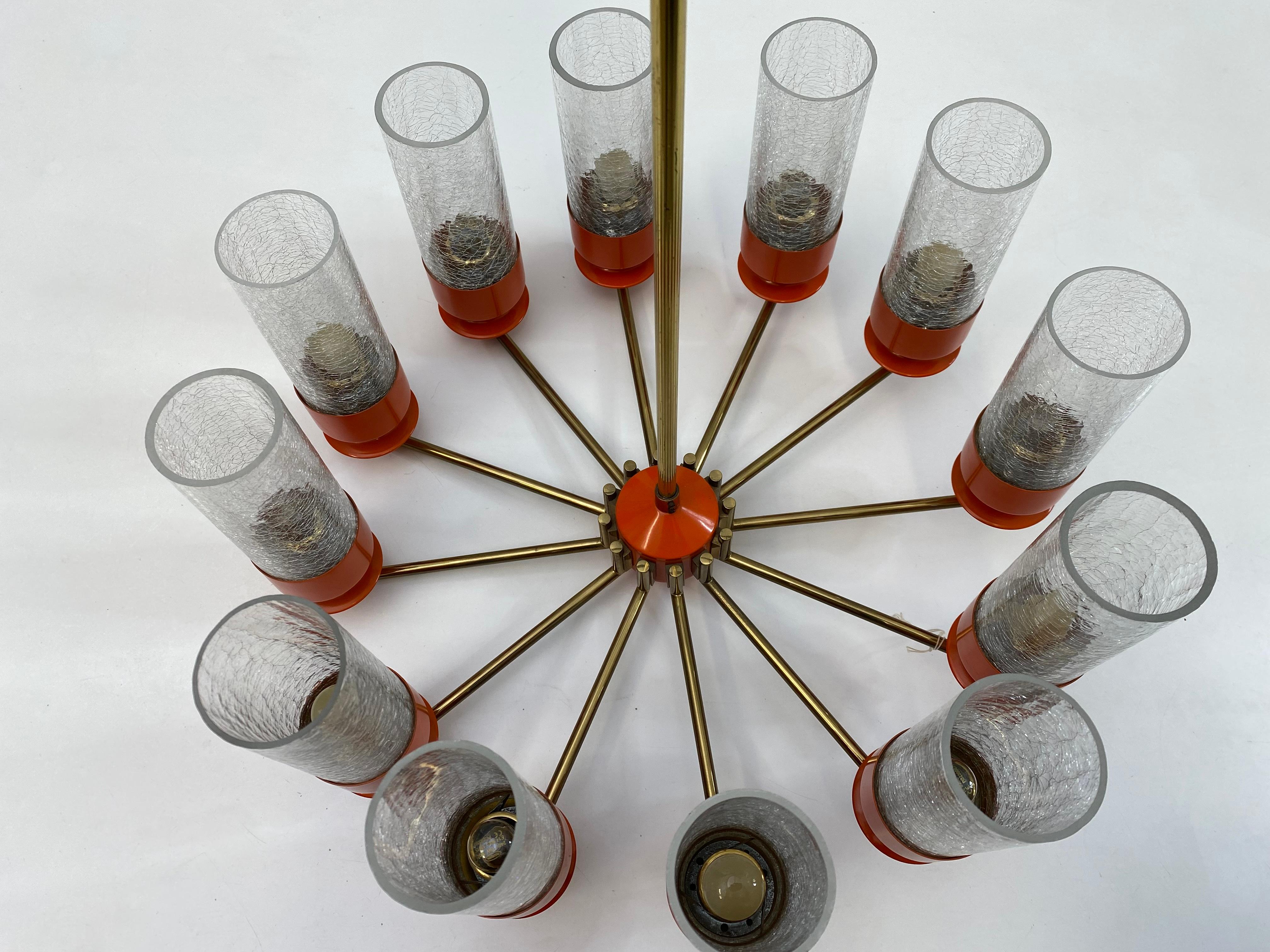 Lampadario a 12 bracci a forma di ruota di carro con paralumi in vetro di ghiaccio e struttura in ottone, Germania in vendita 2