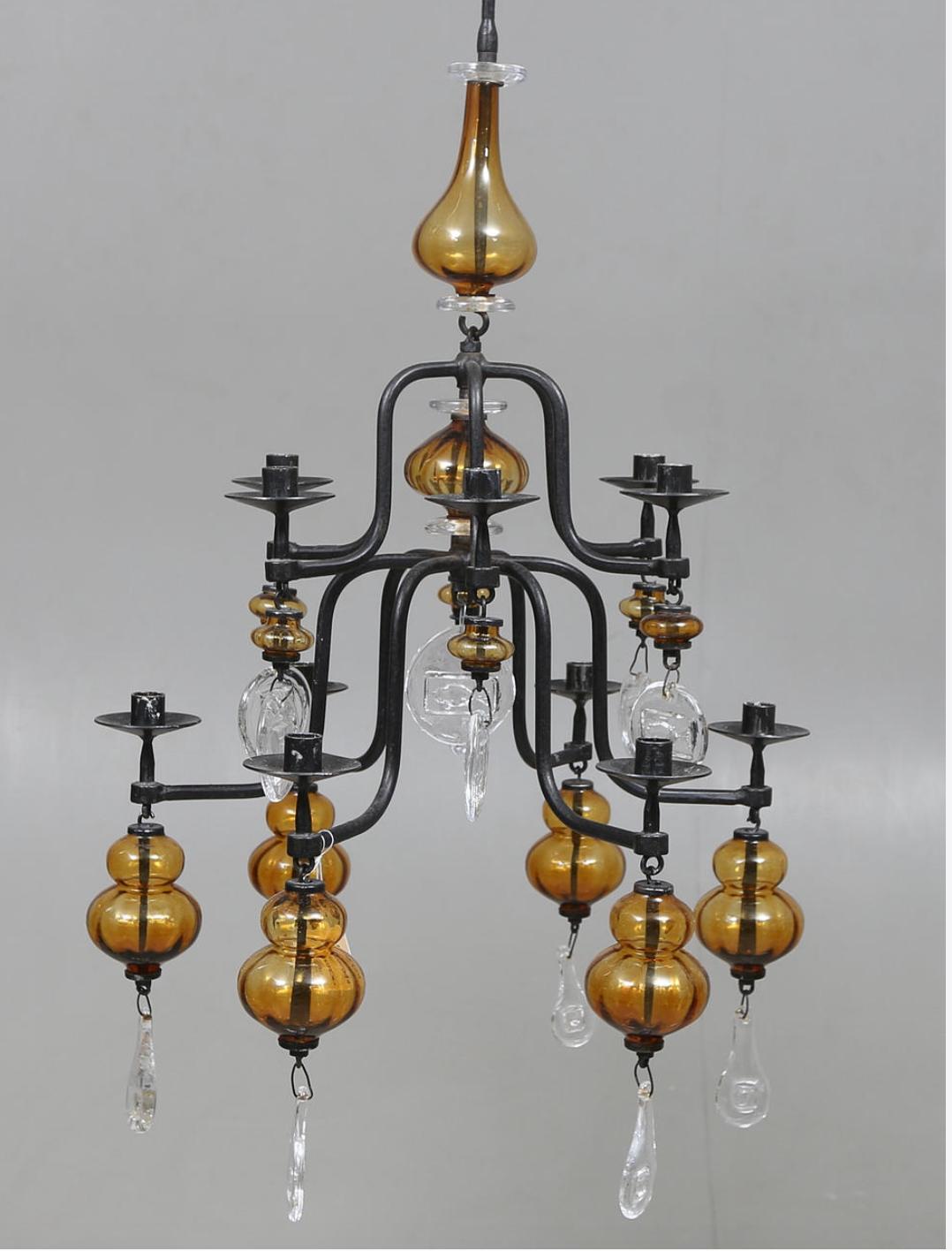 Lampadario a 12 bracci di Erik Hoglund per Boda. Vetro soffiato a mano e ferro grezzo. Circa metà del XX secolo.
Elettrificazione disponibile su richiesta. Dimensioni: H. 40″ D. 21,5″.